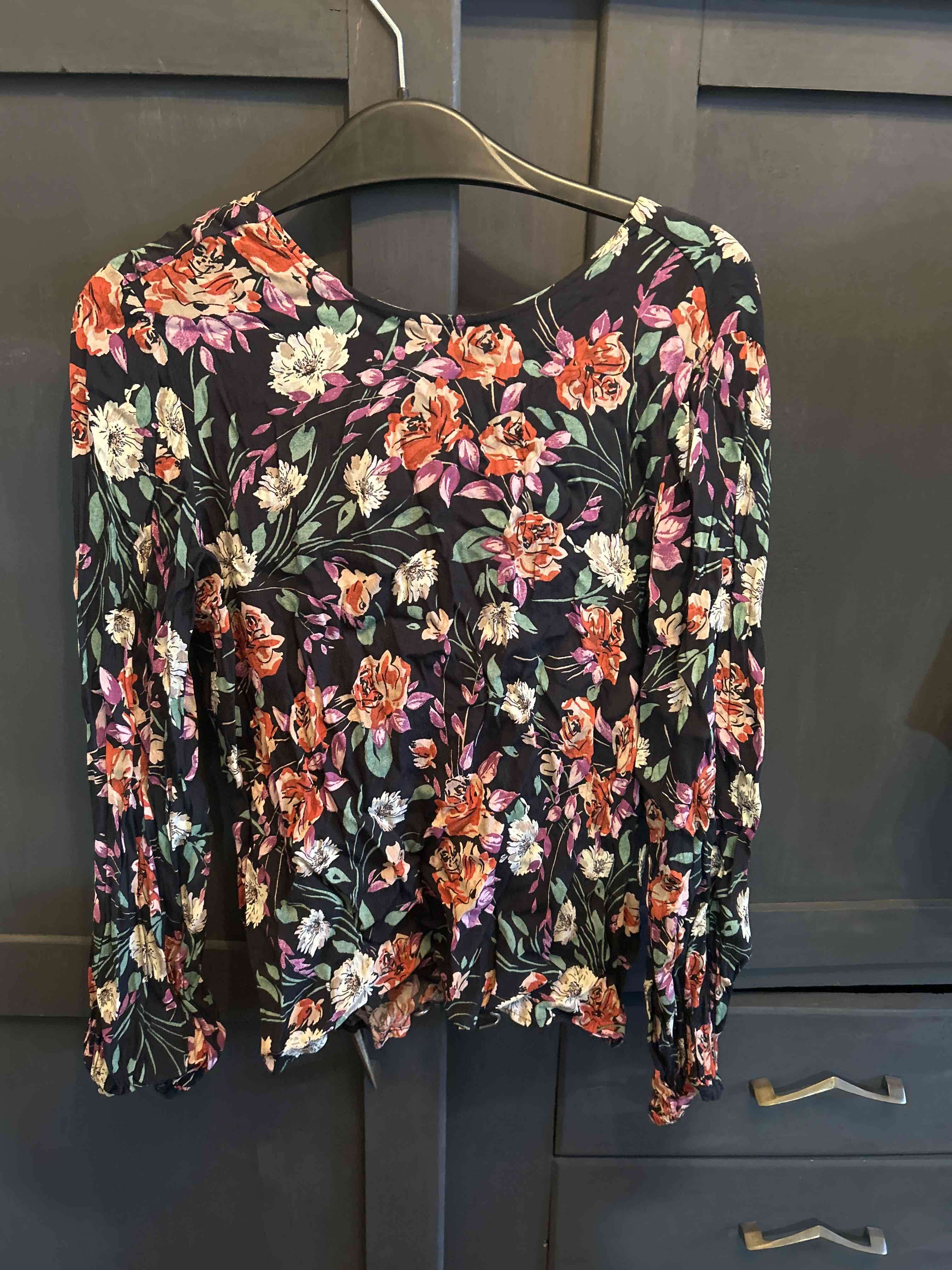 Blusa floral mangas largas