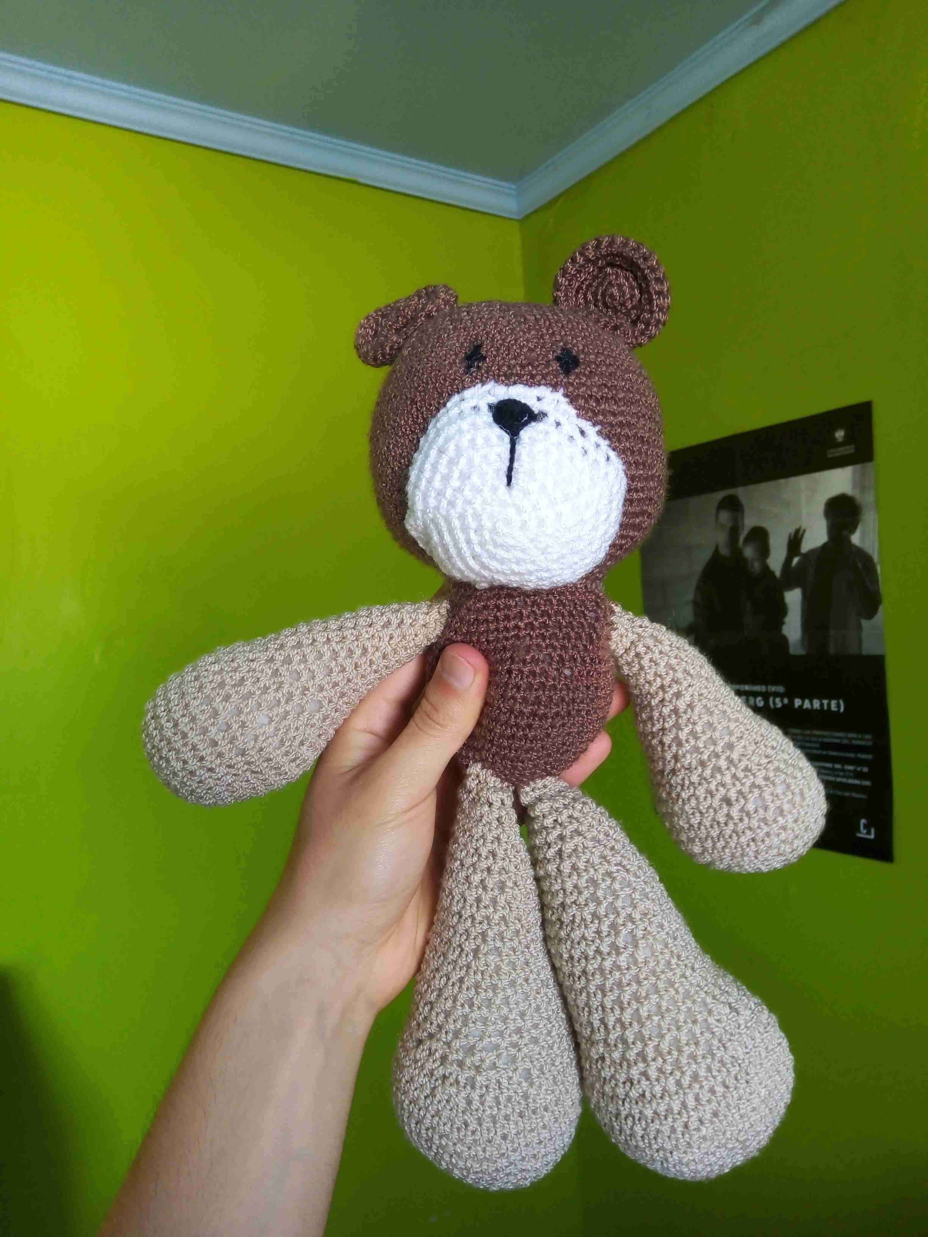 Osito tejido a mano amigurumi café