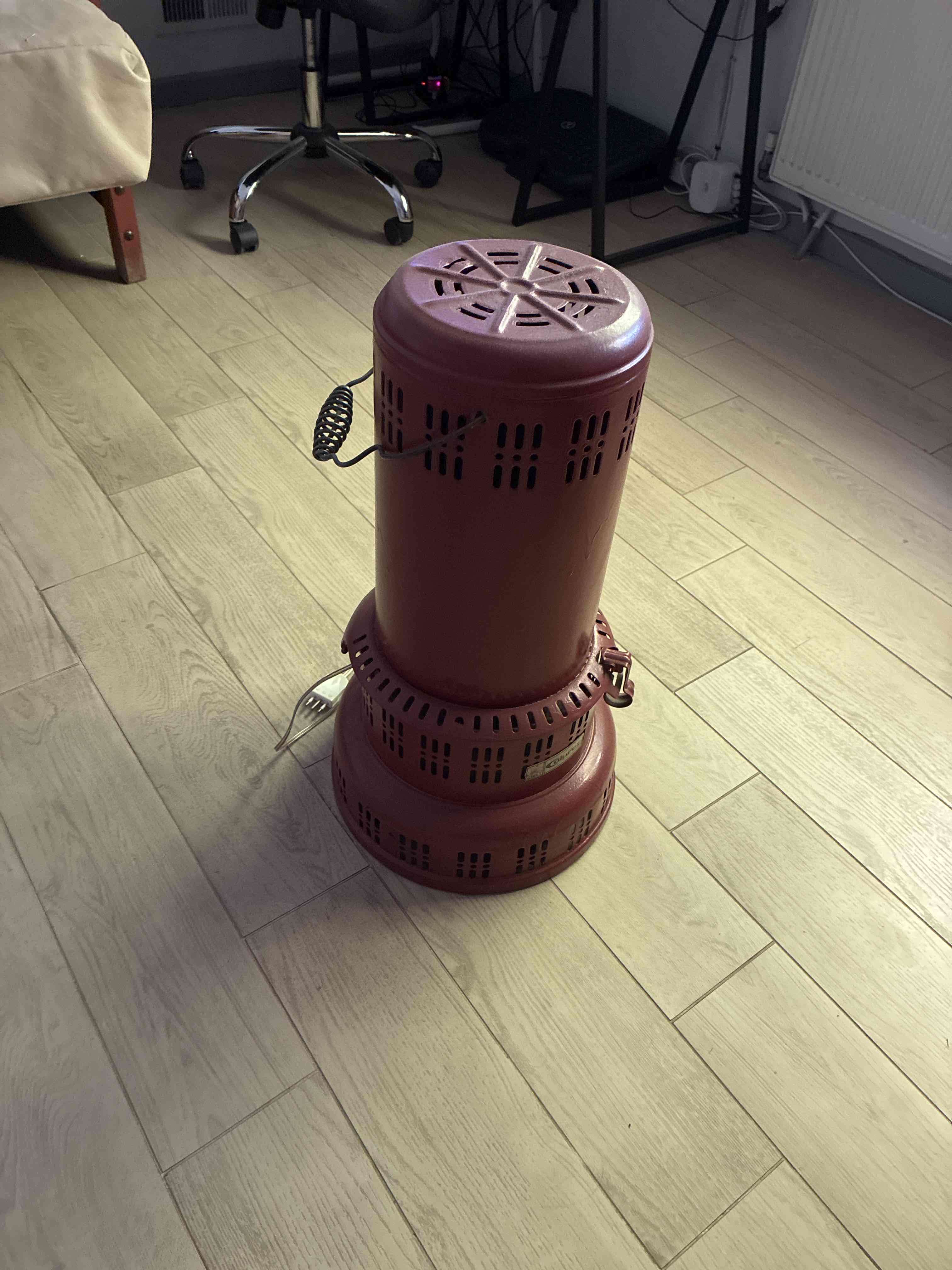 Estufa roja antigua con iluminación