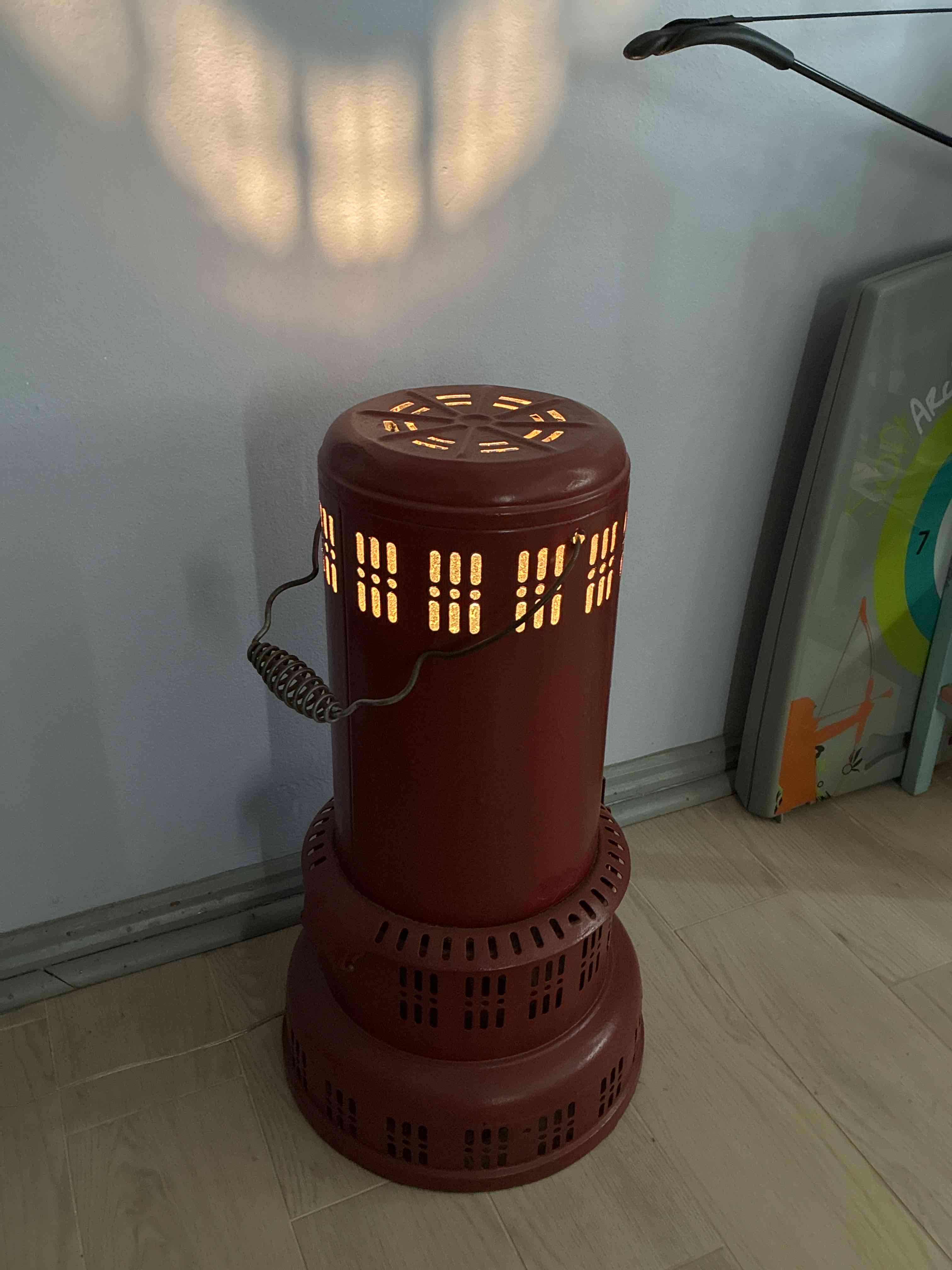 Estufa roja antigua con iluminación - miniatura 2