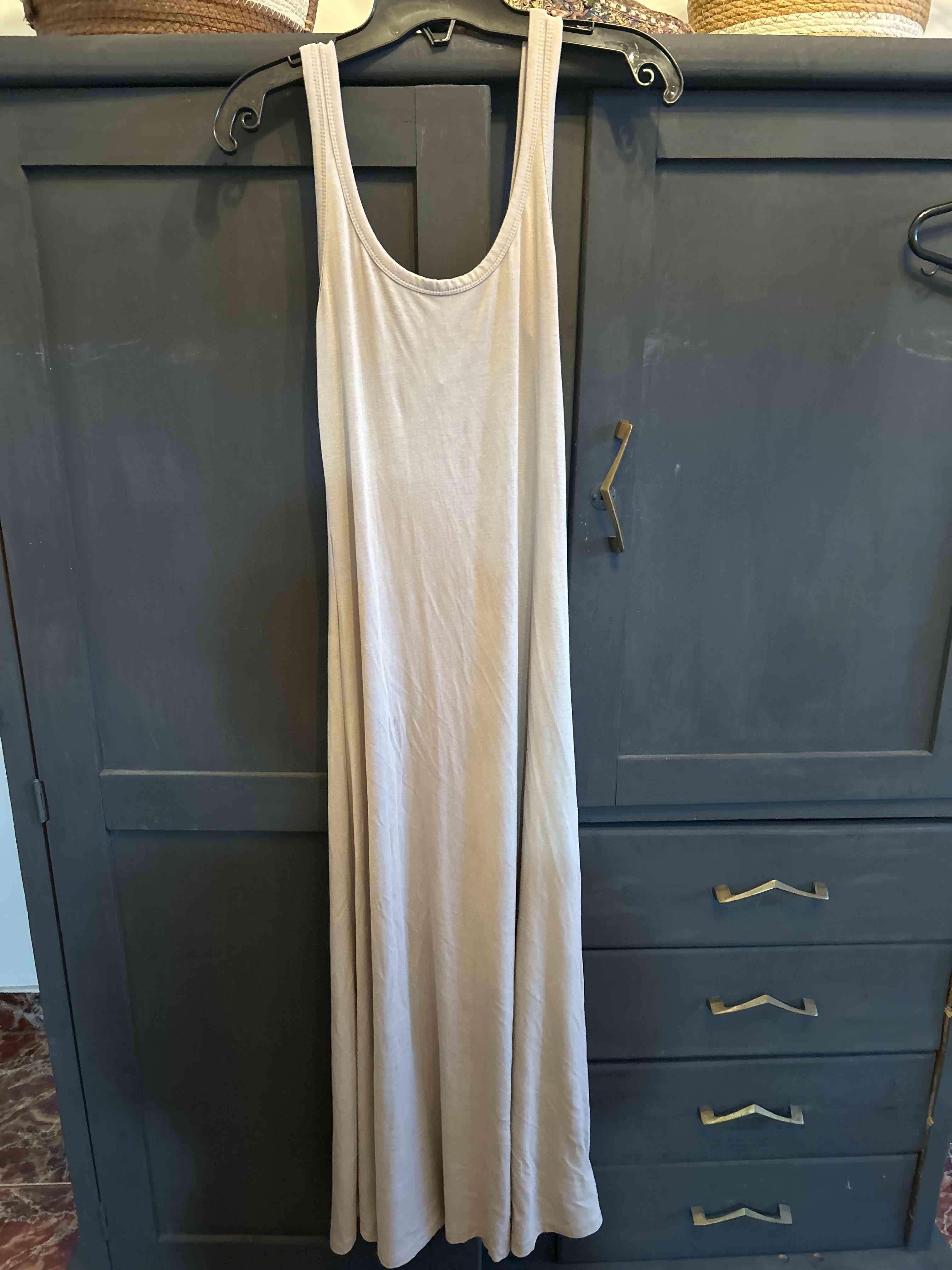 Vestido largo beige sin mangas