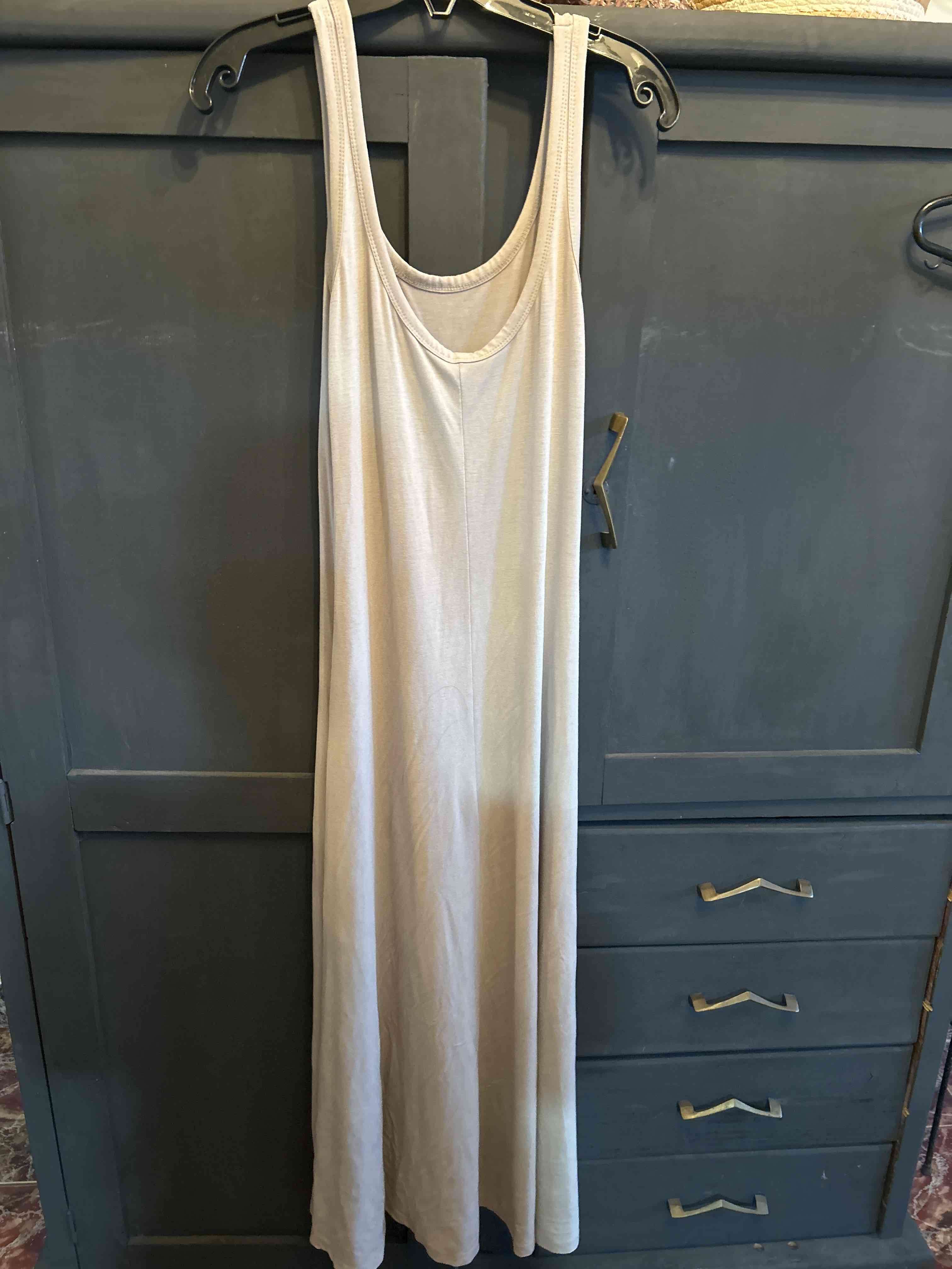 Vestido largo beige sin mangas - miniatura 2