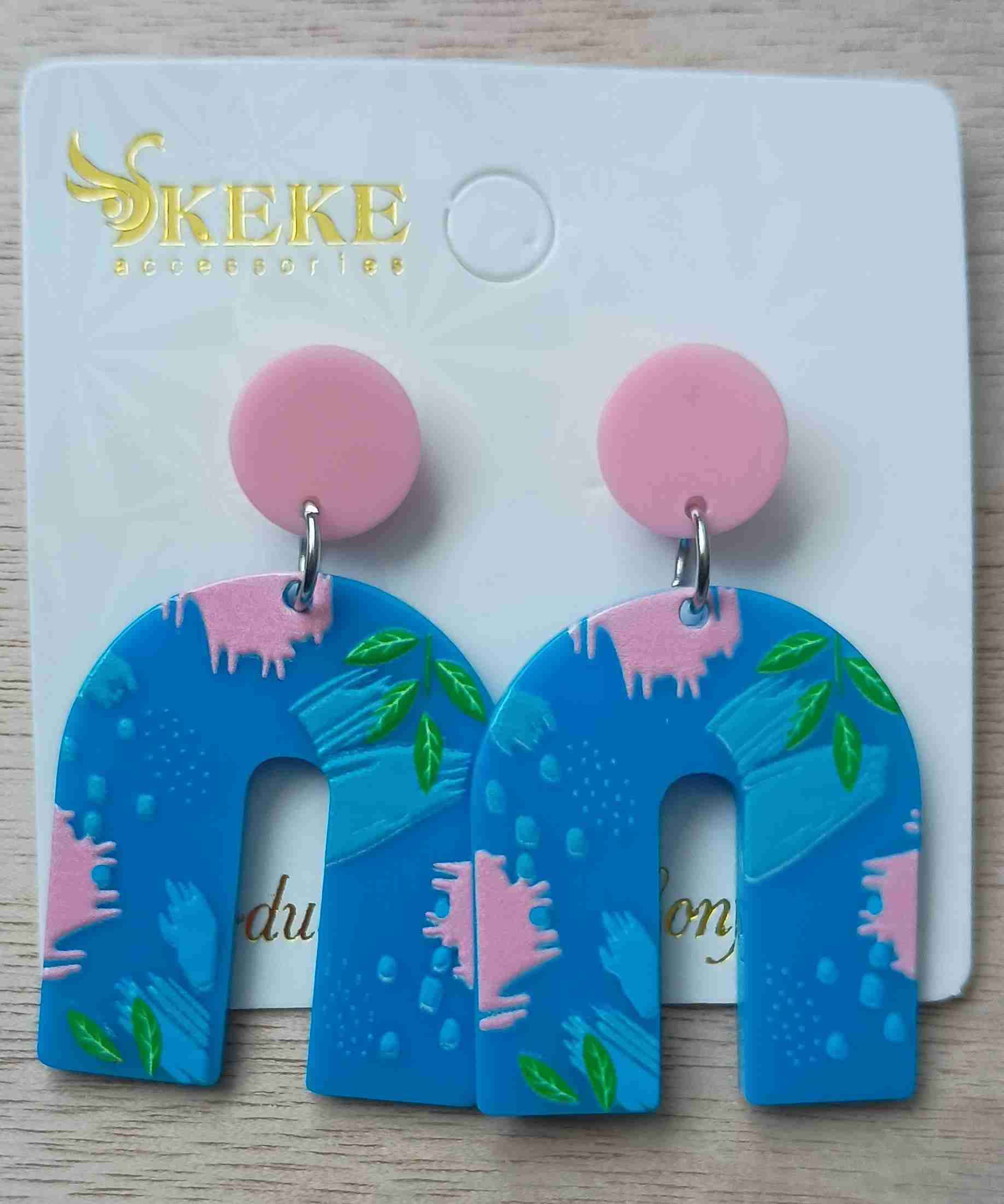 Aros colgantes azules y rosados