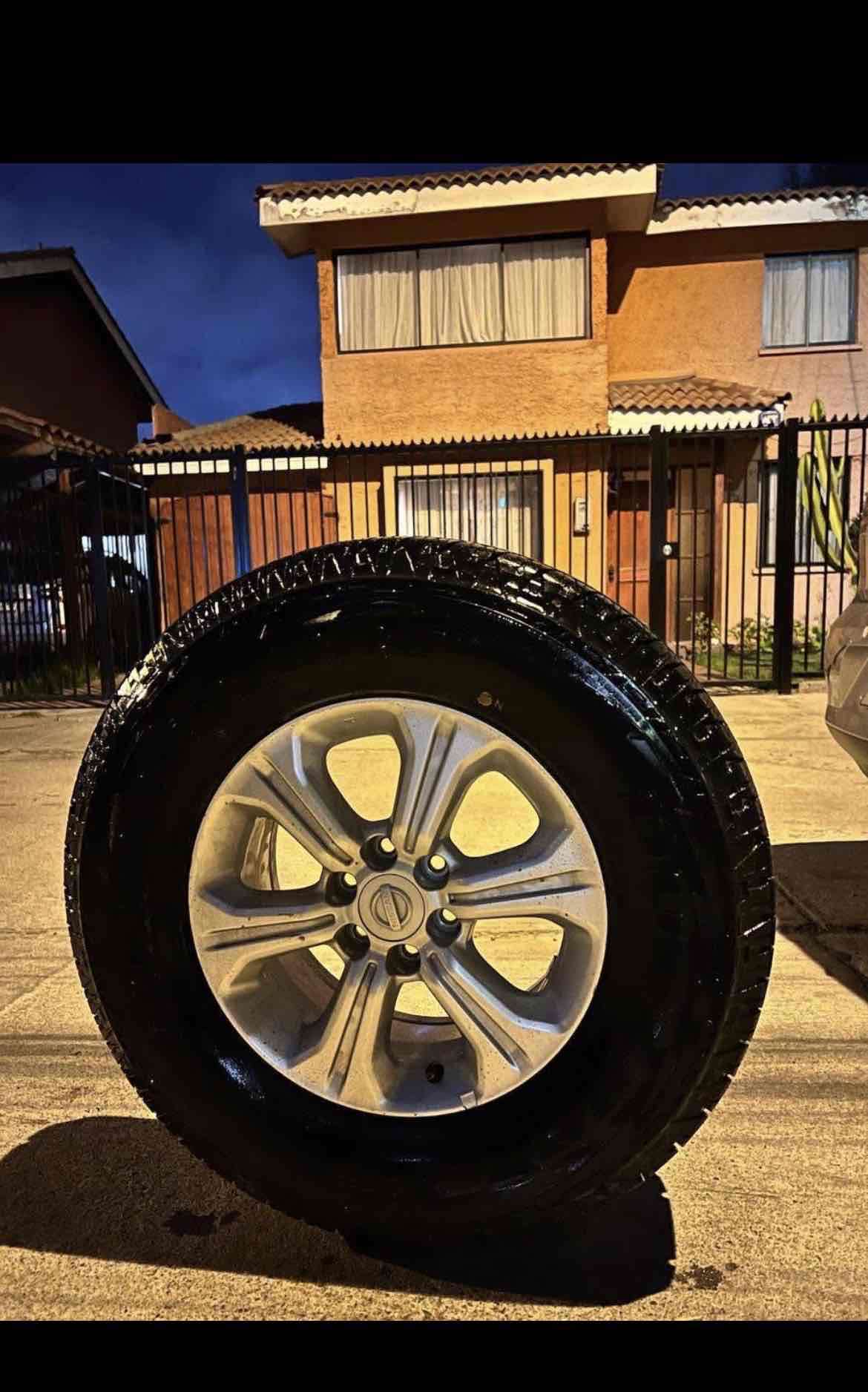 Llanta de auto con neumático - miniatura 2