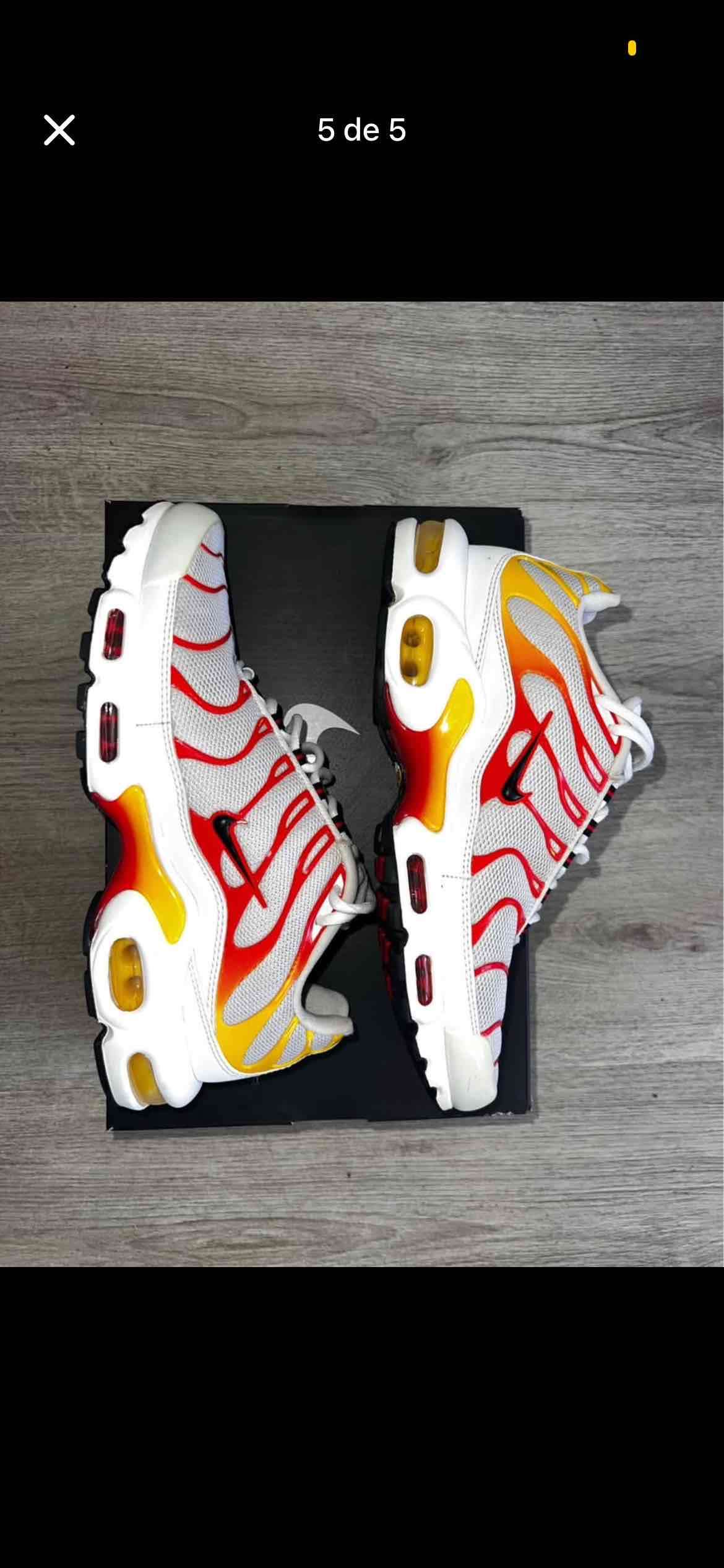 Zapatillas deportivas blancas y amarillas