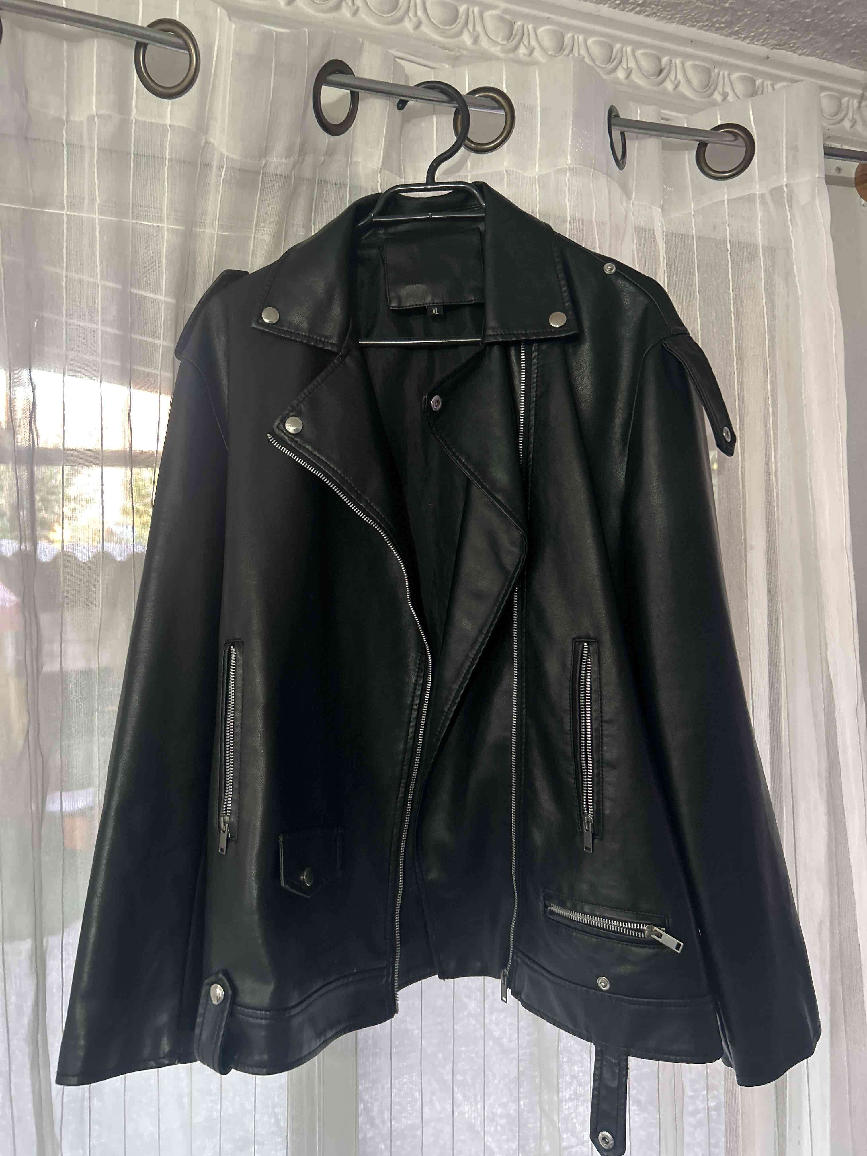 Chaqueta negra de ecocuero