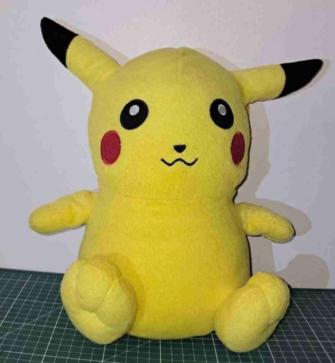 Peluche Pikachu grande