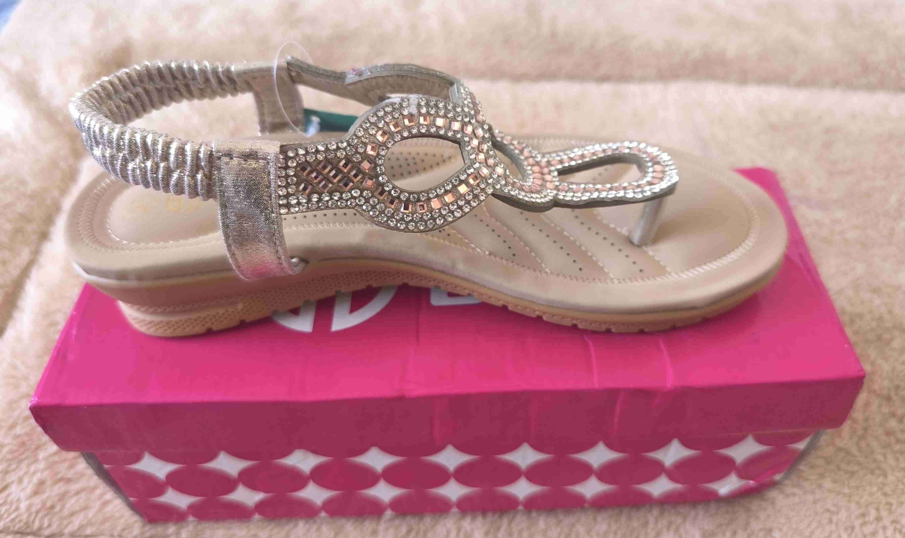 Sandalias doradas con brillo