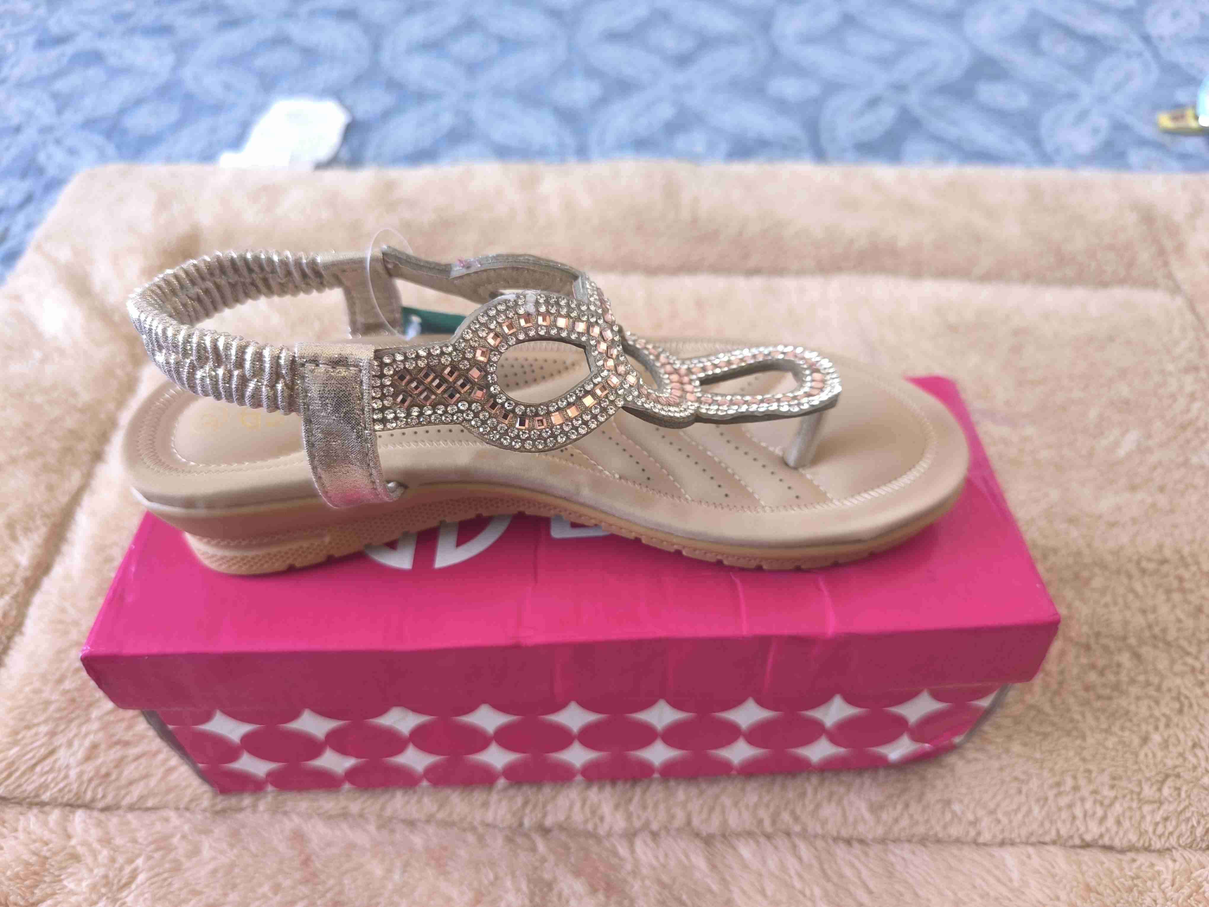 Sandalias doradas con brillo - miniatura 2