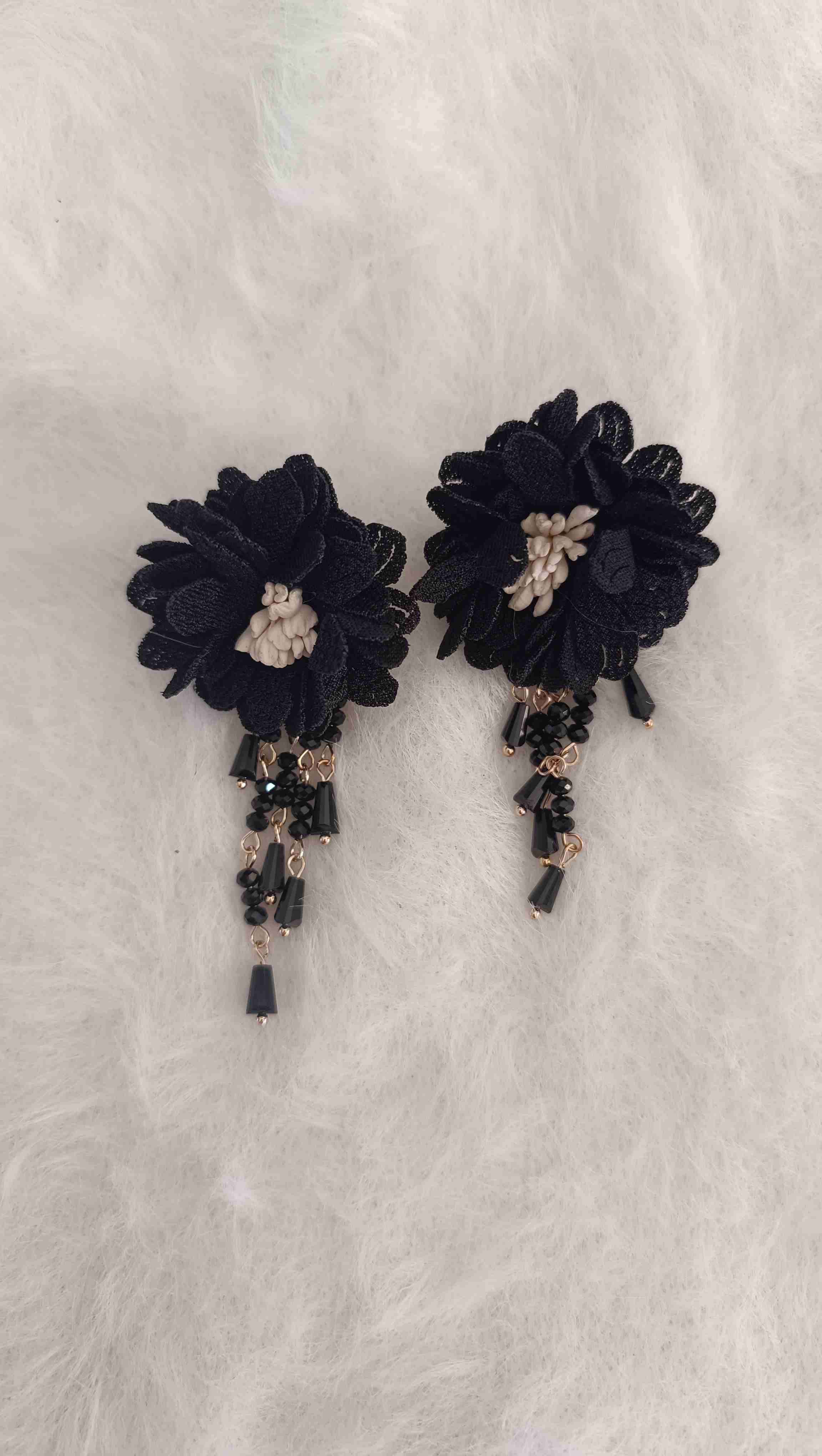 Aros floreados negros elegantes