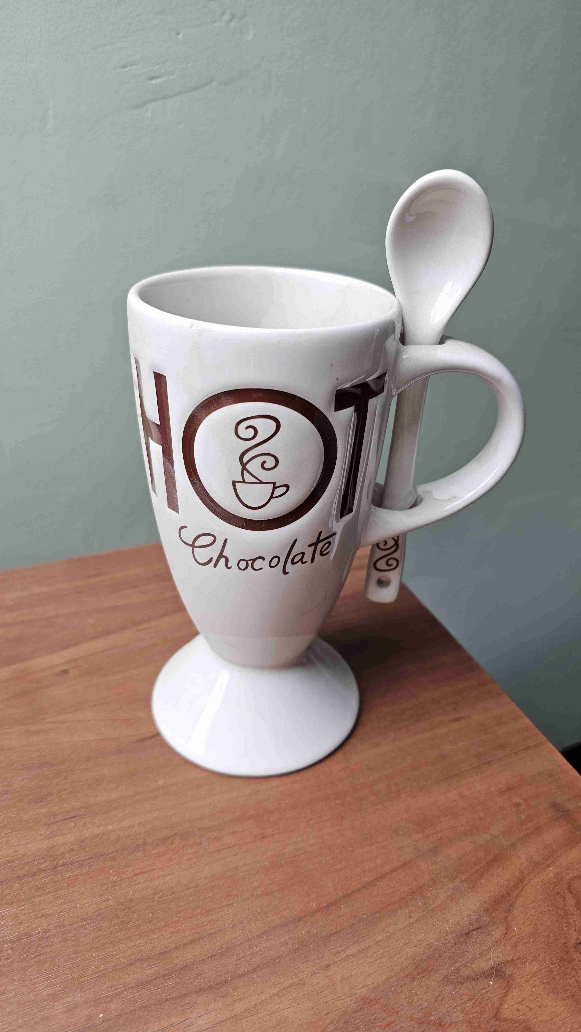 Tazón con cuchara para chocolate