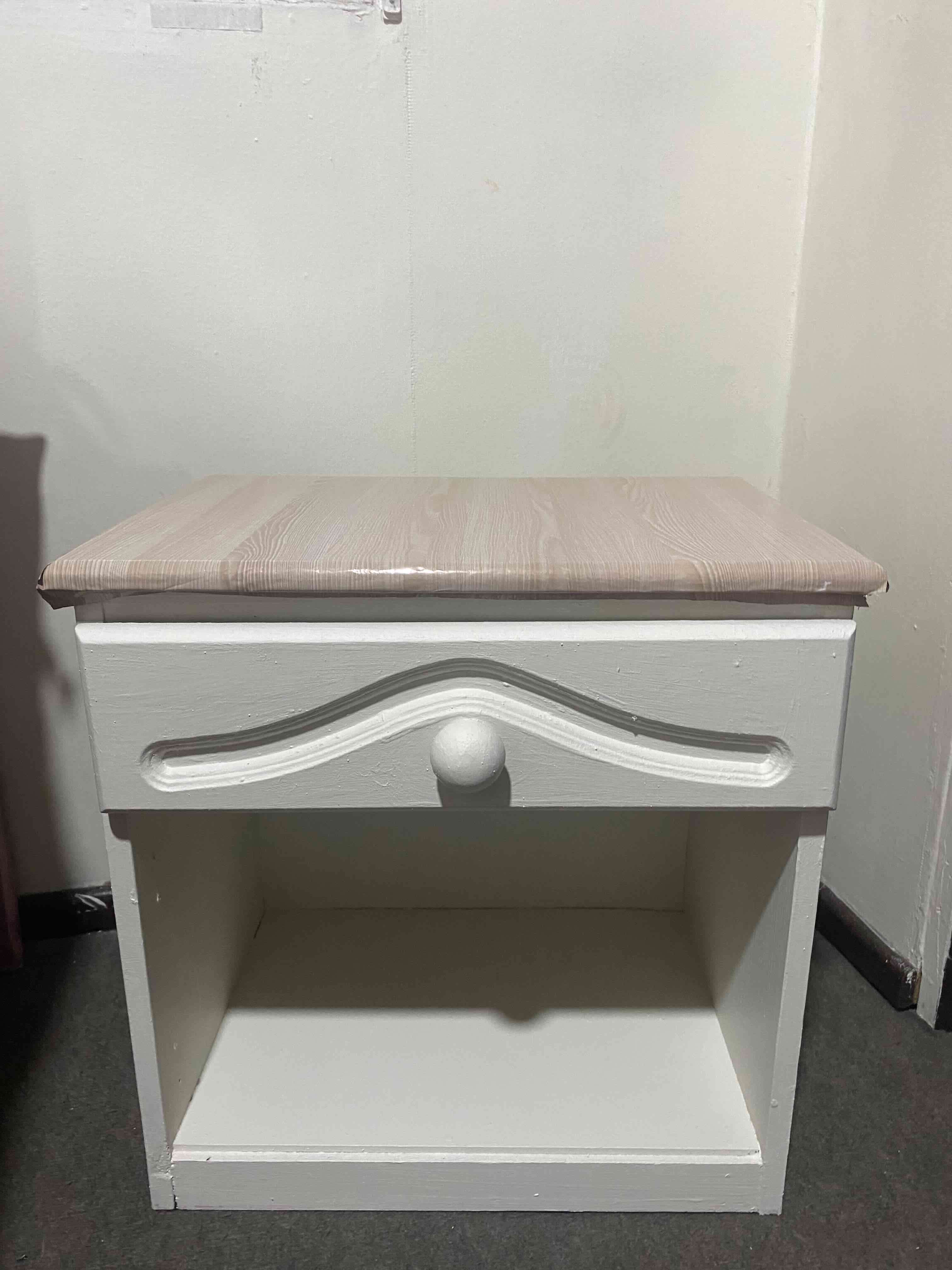 Mesa de noche blanca, 1 cajón