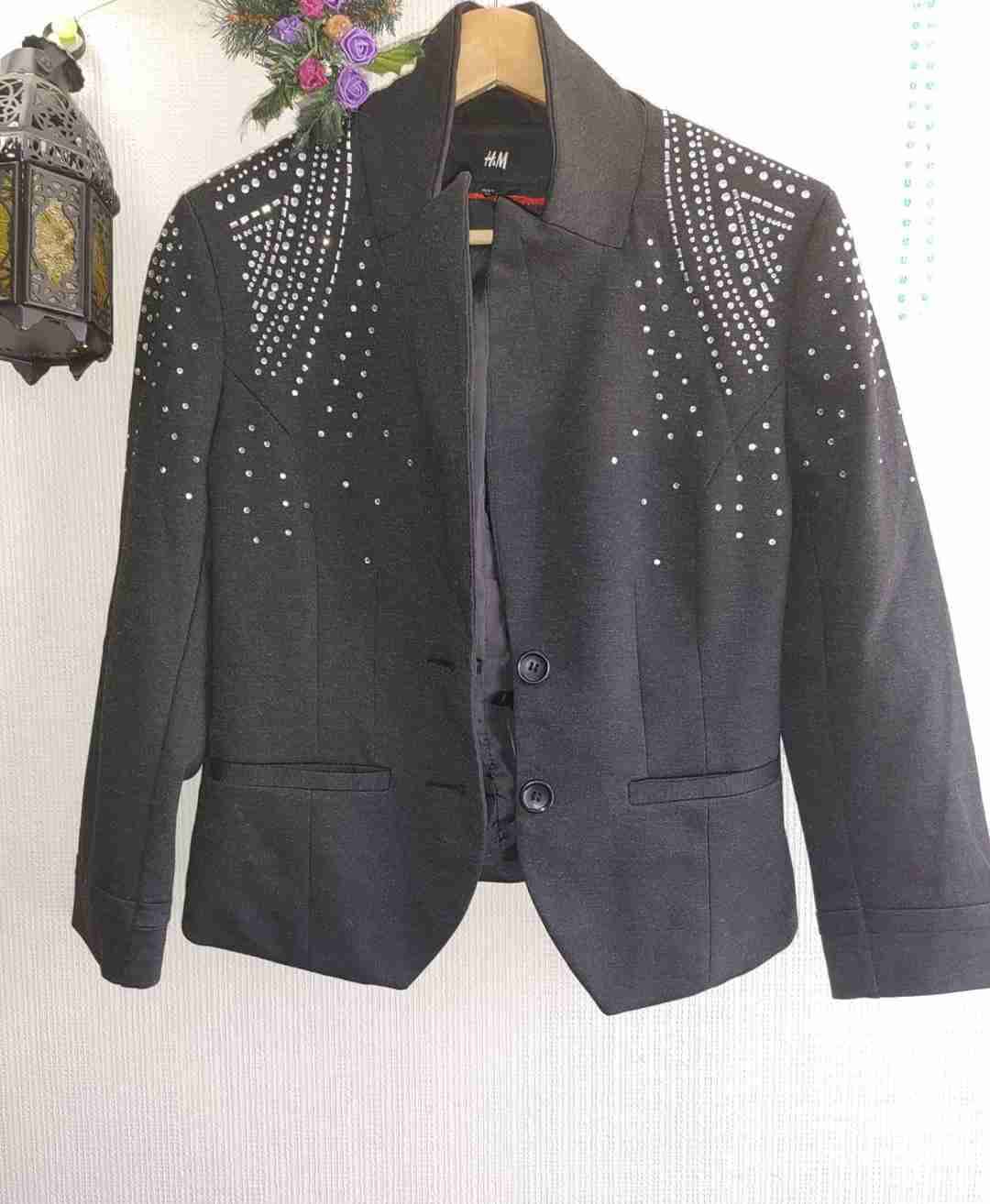 Blazer negro con tachas H&M