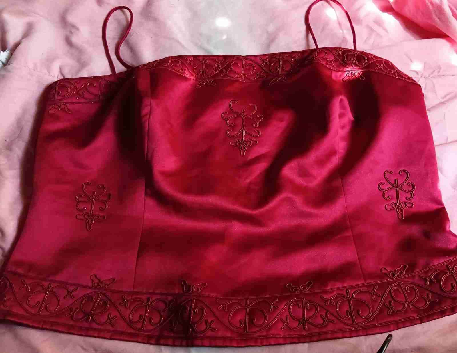 Top rojo con bordados en hilo de seda brillante, t
