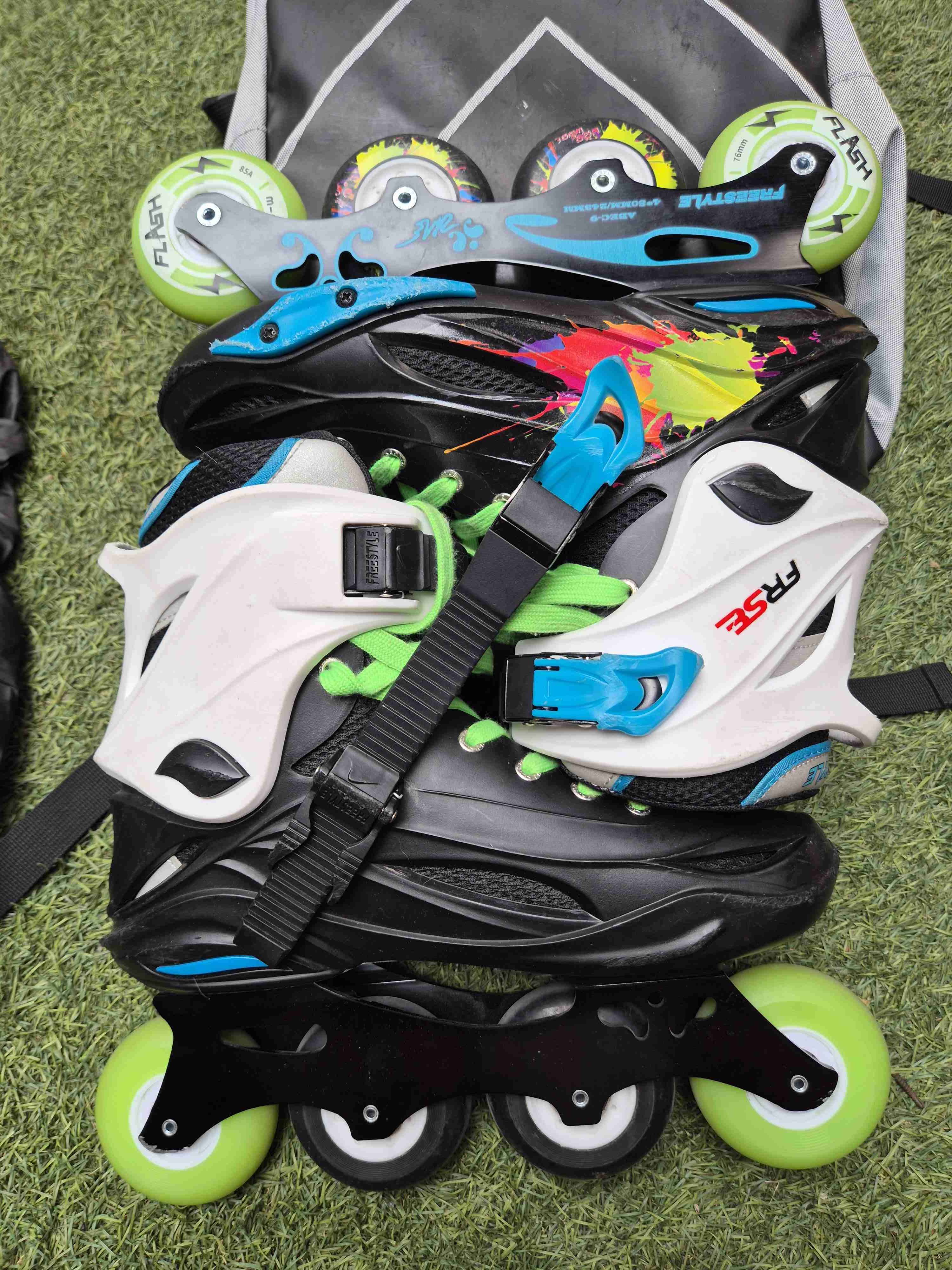 Patines en línea multicolor con mochila y más - miniatura 3