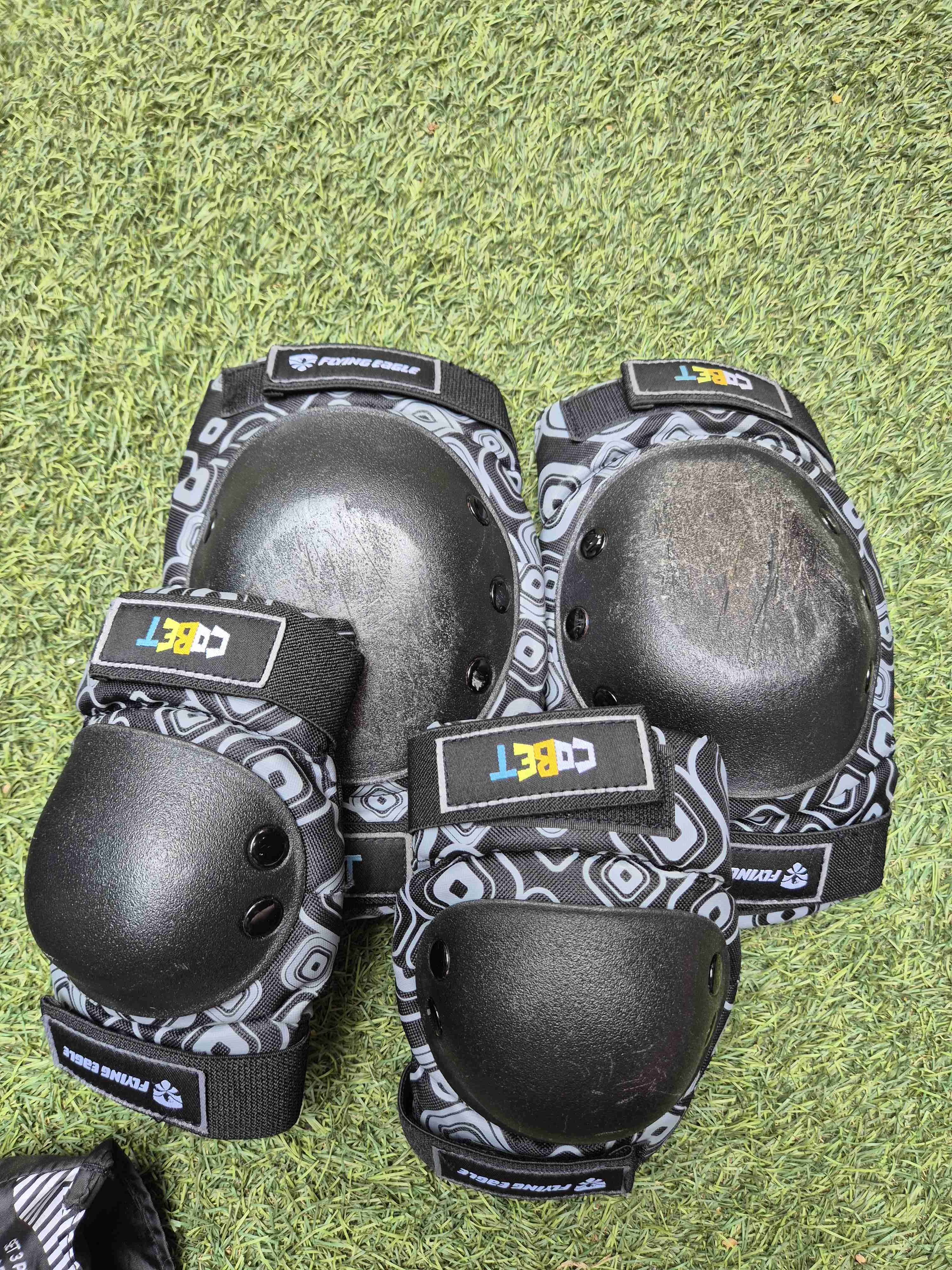 Patines en línea multicolor con mochila y más - miniatura 4