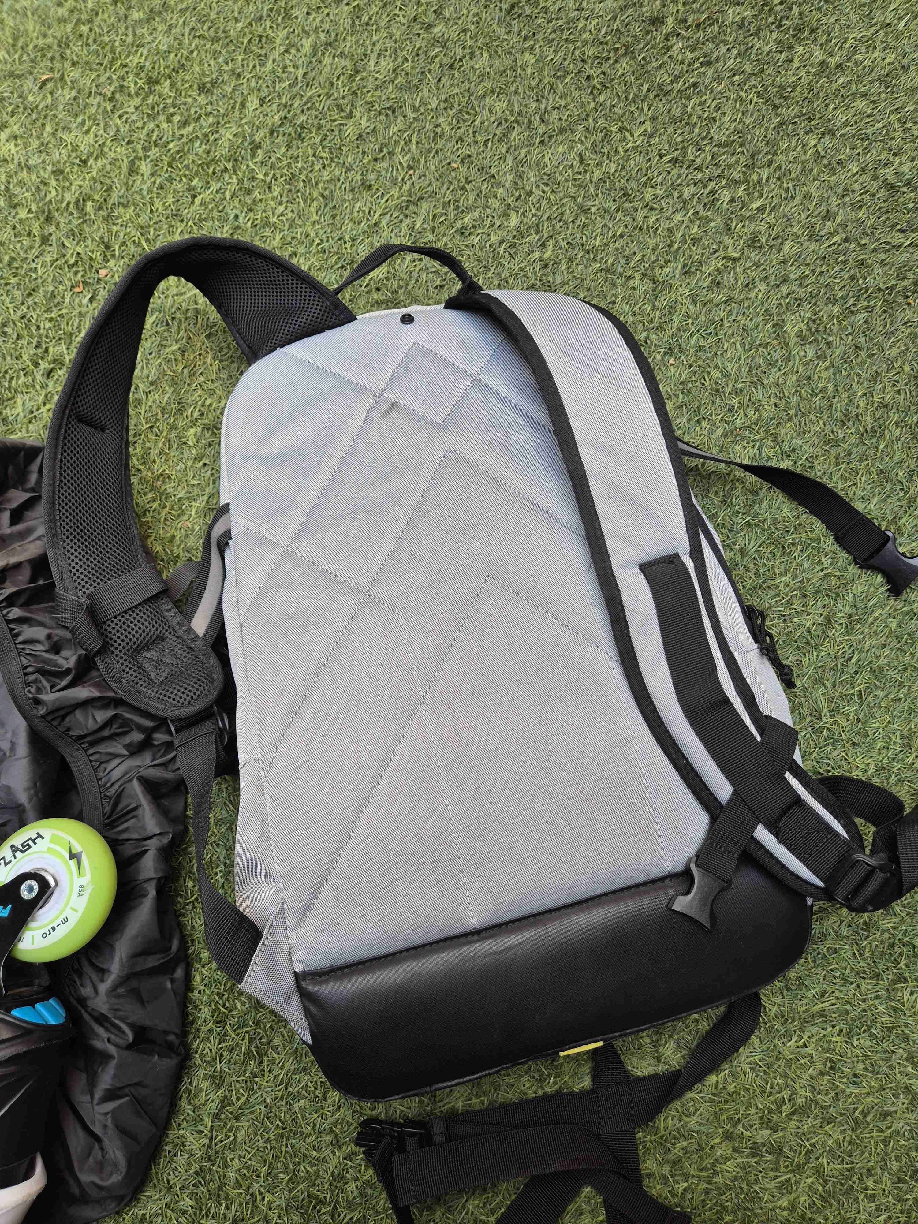 Patines en línea multicolor con mochila y más - miniatura 5