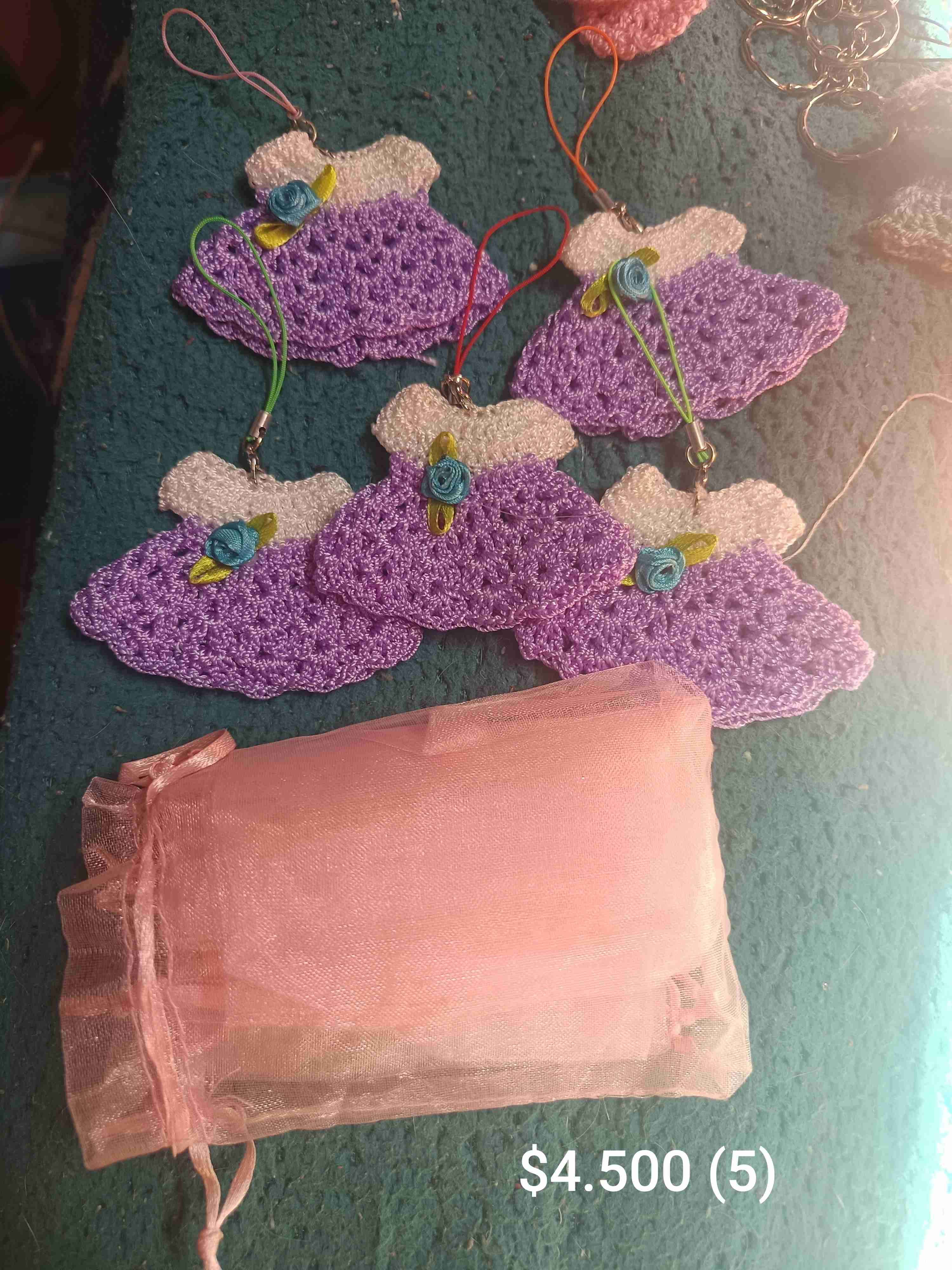 Llavero vestido crochet morado
