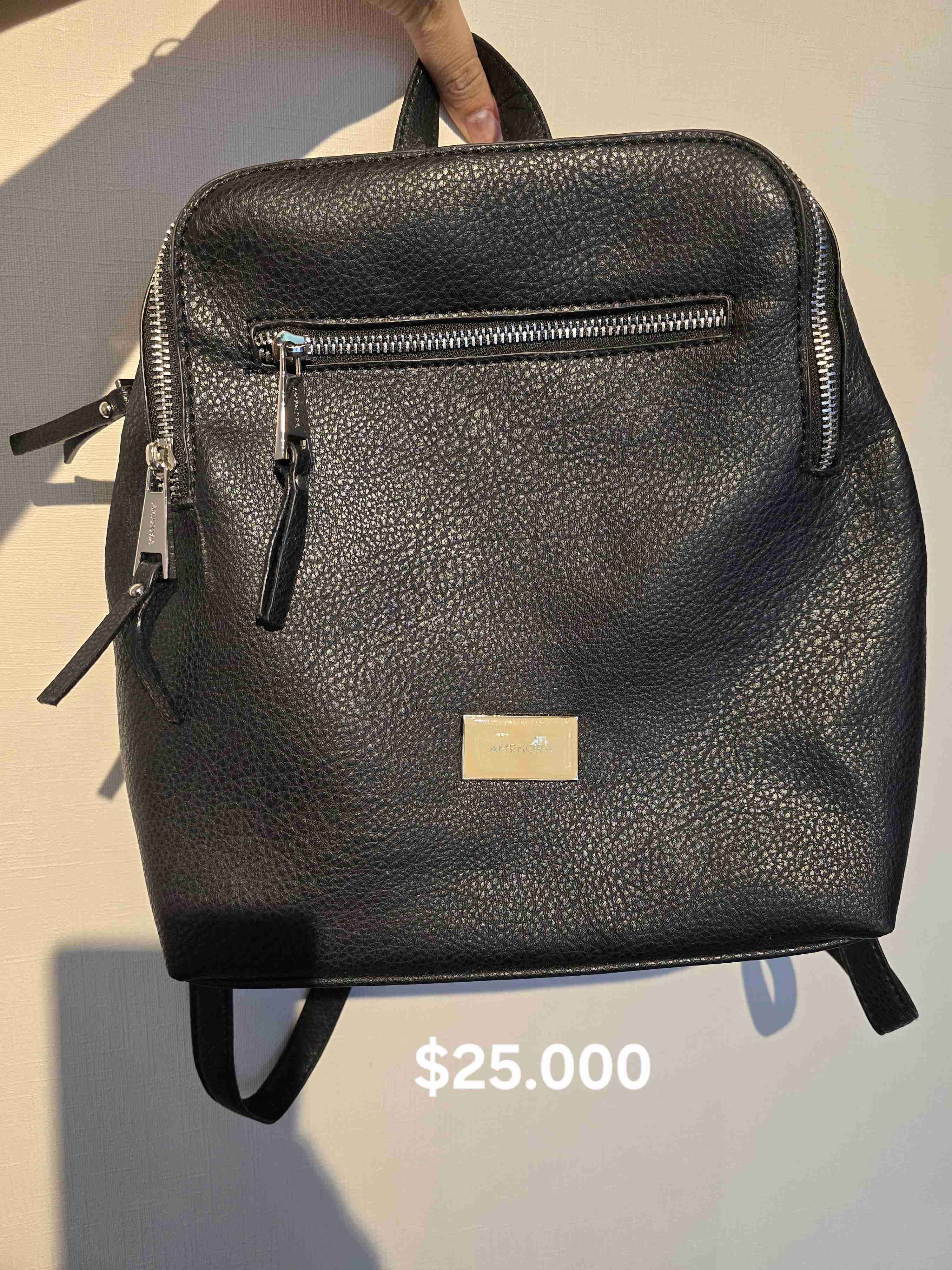 Mochila negra con bolsillo frontal