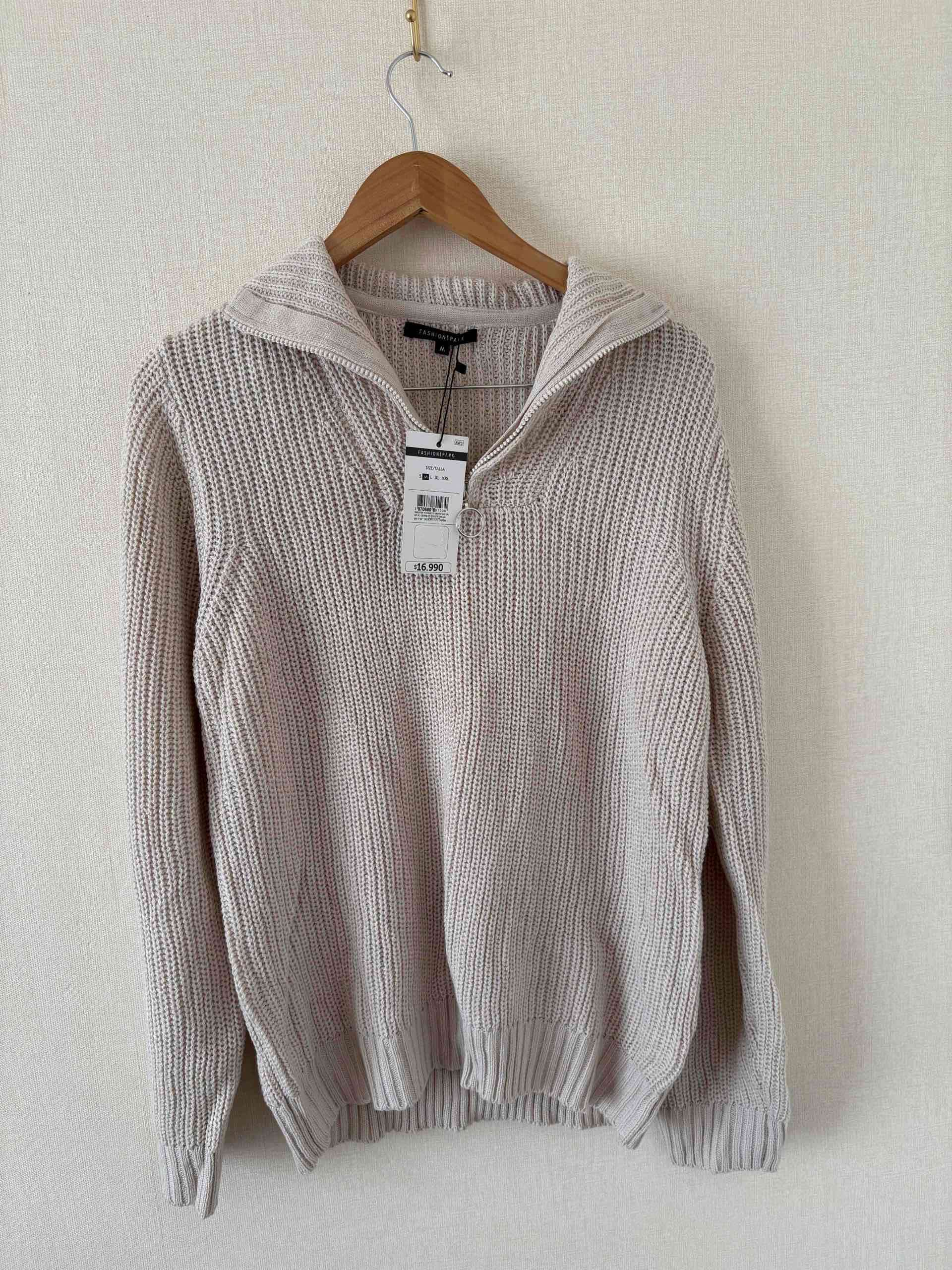 Suéter beige con cierre