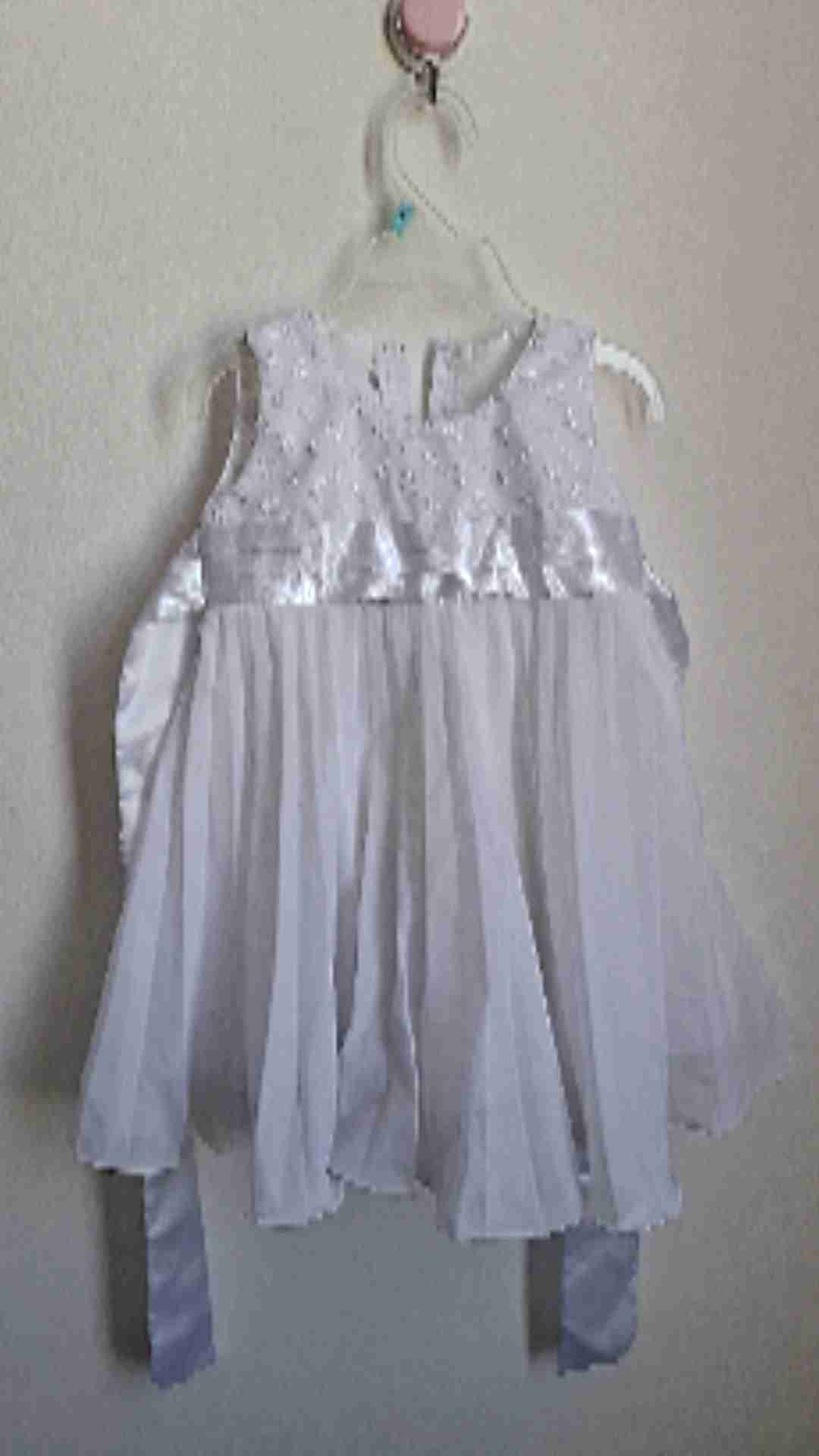 Vestido blanco con encaje infantil