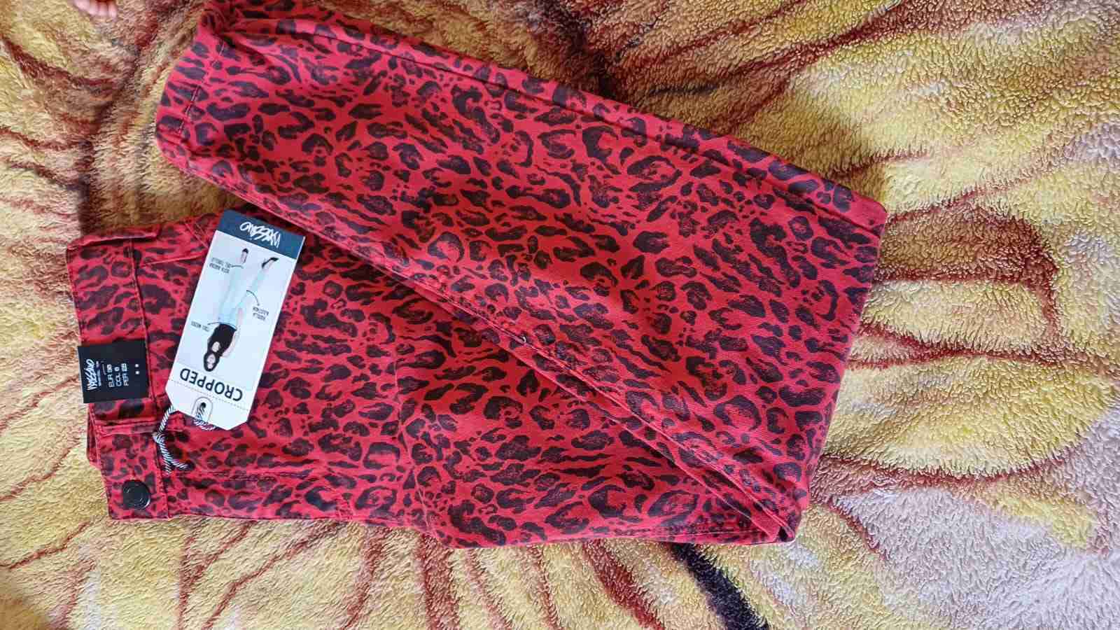 Pantalones estampado leopardo rojo