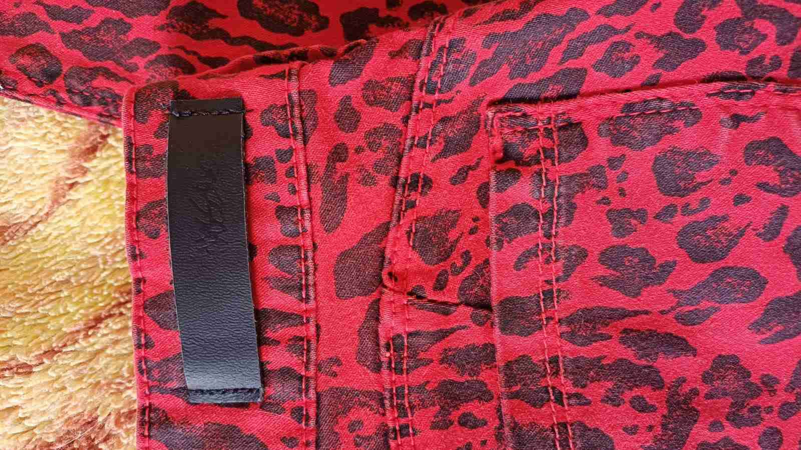 Pantalones estampado leopardo rojo - miniatura 3