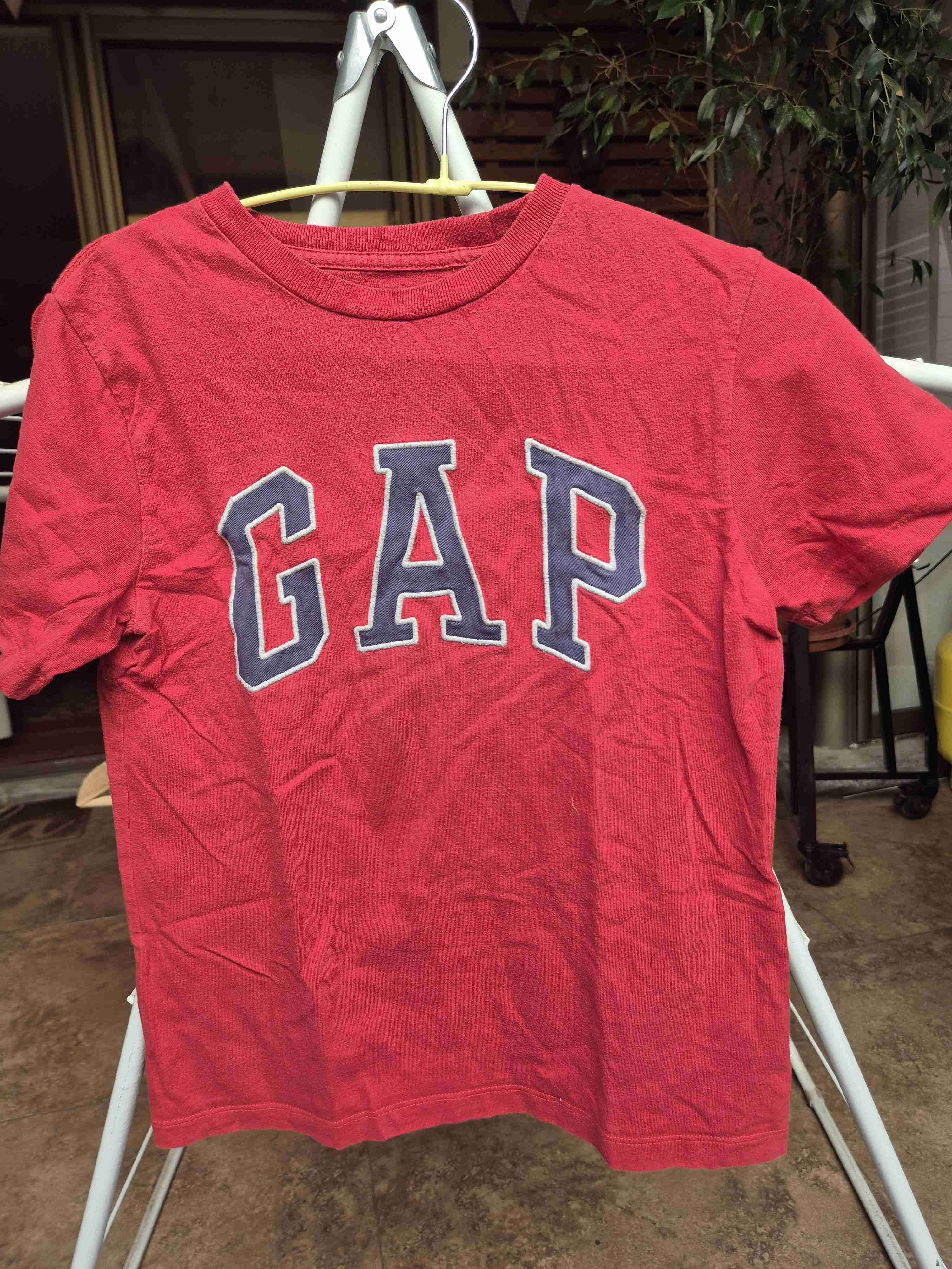 Polera roja GAP para niño