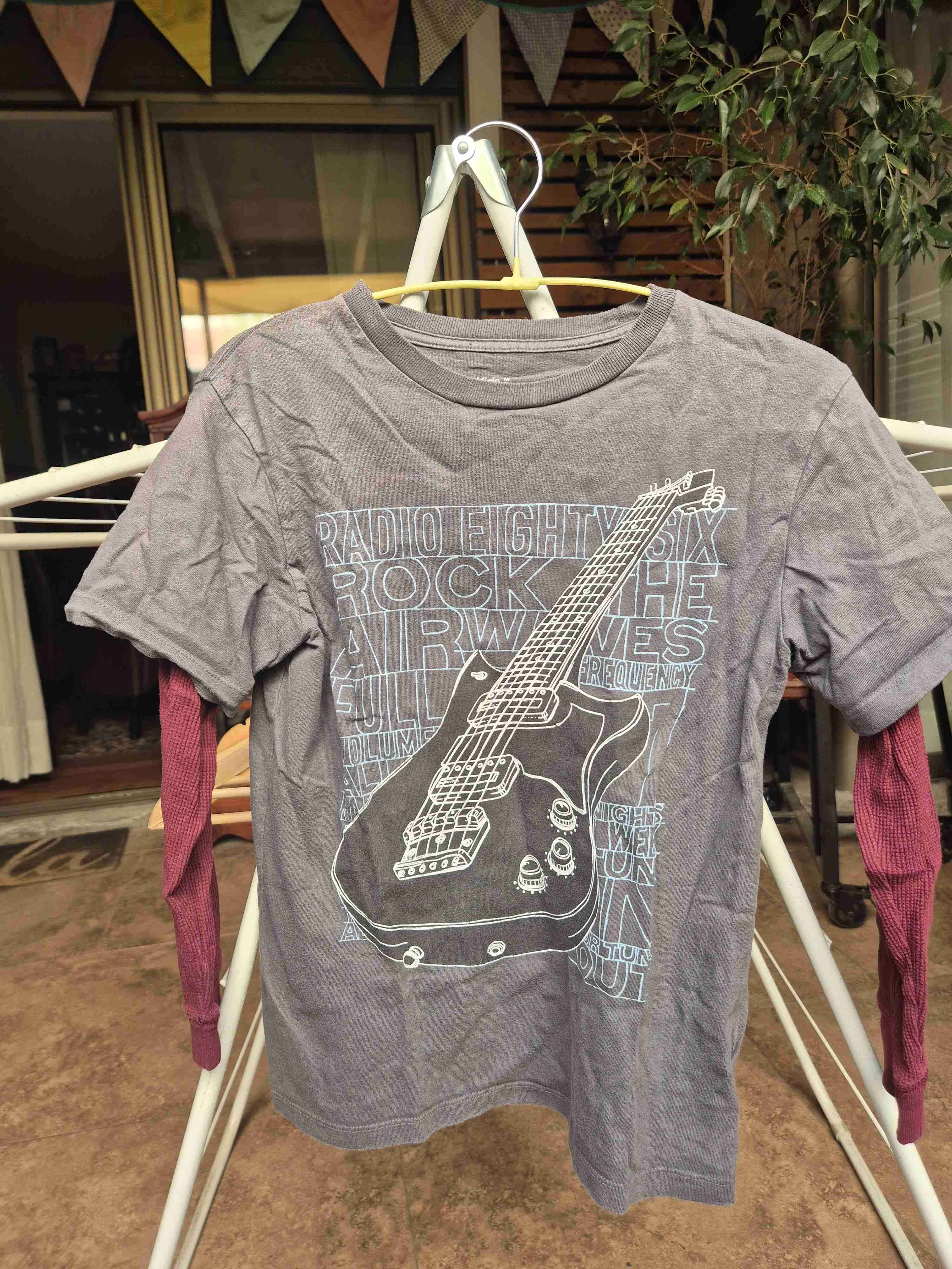 Polera gris con diseño de guitarra