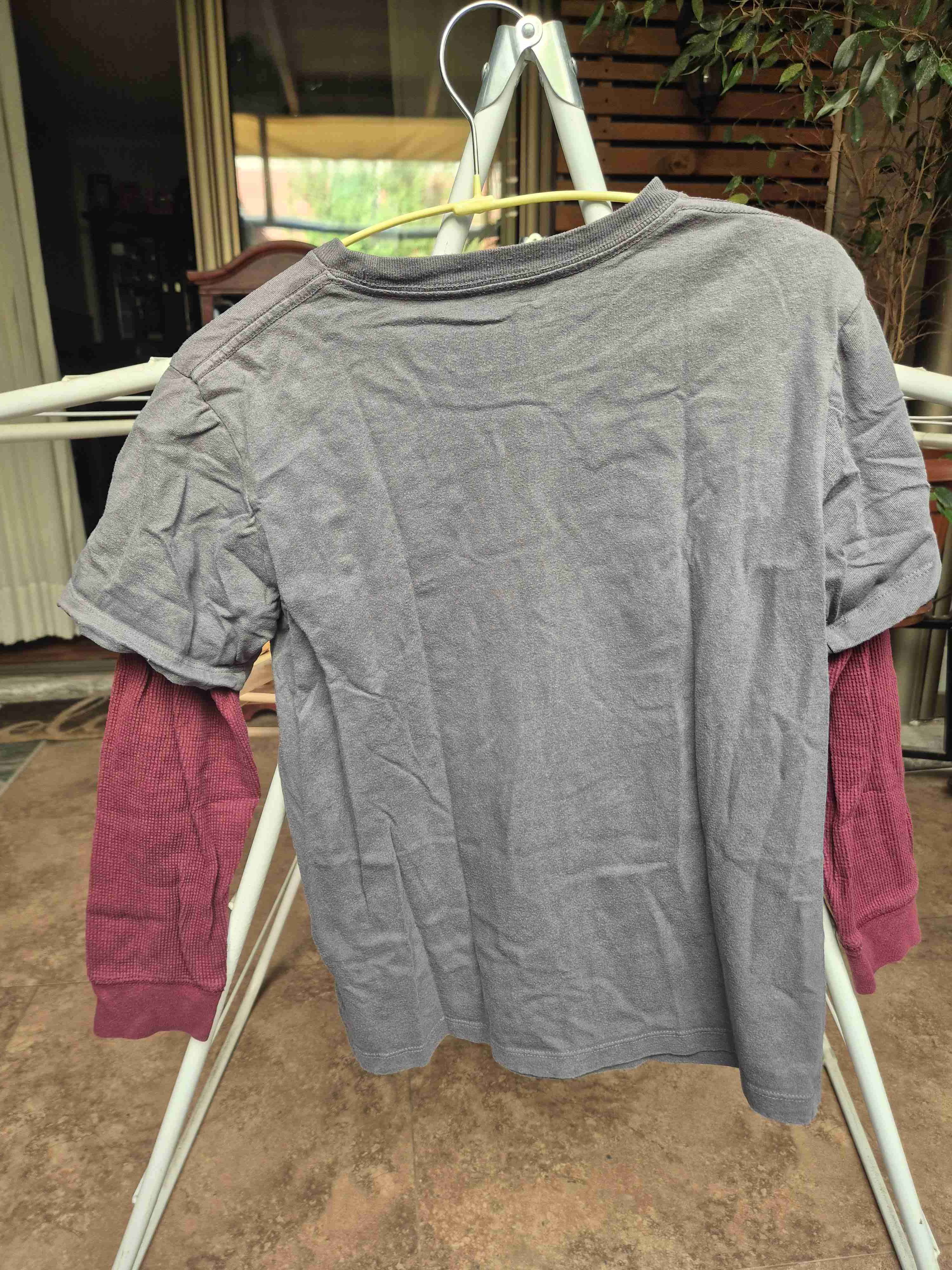 Polera gris con diseño de guitarra - miniatura 2