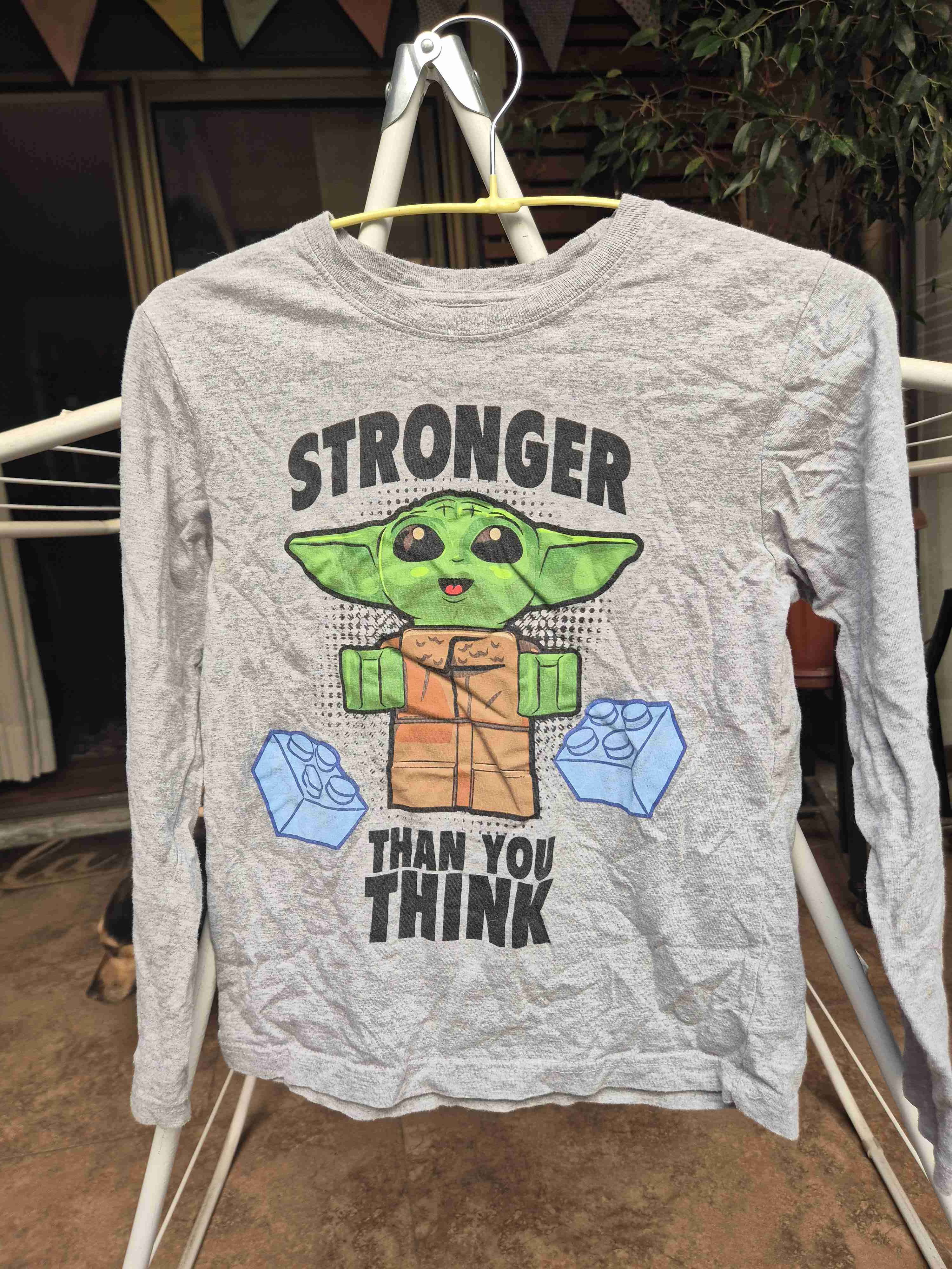 Polera gris con Baby Yoda