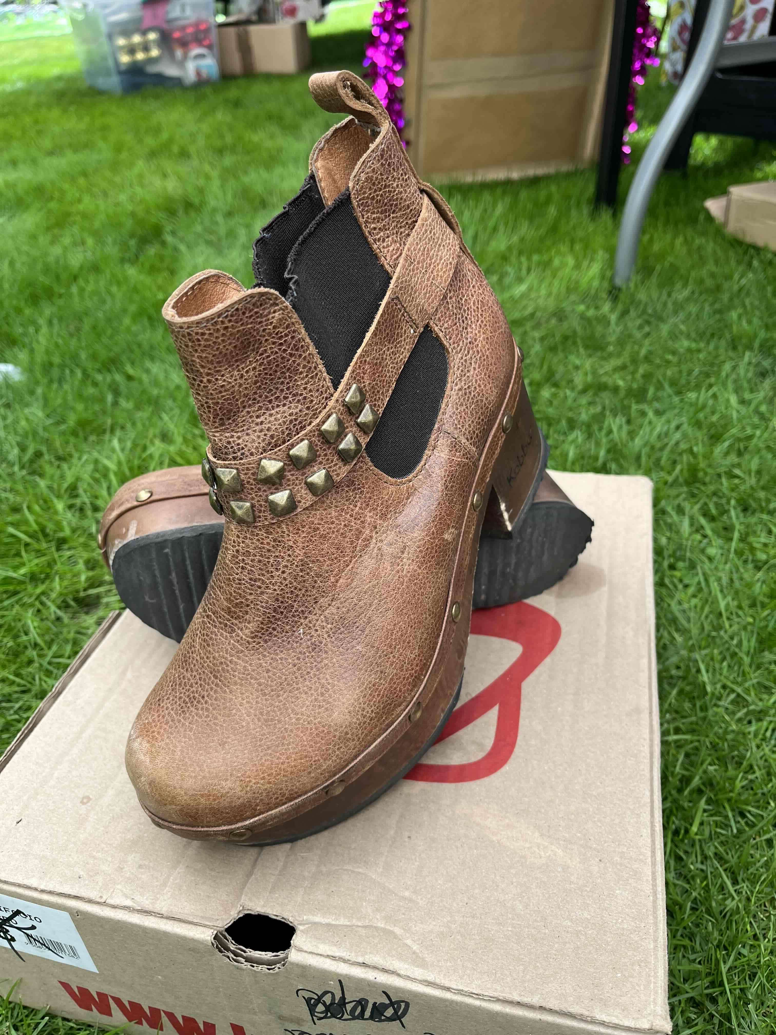 Botines Kebba de cuero marrón con tachuelas - miniatura 2