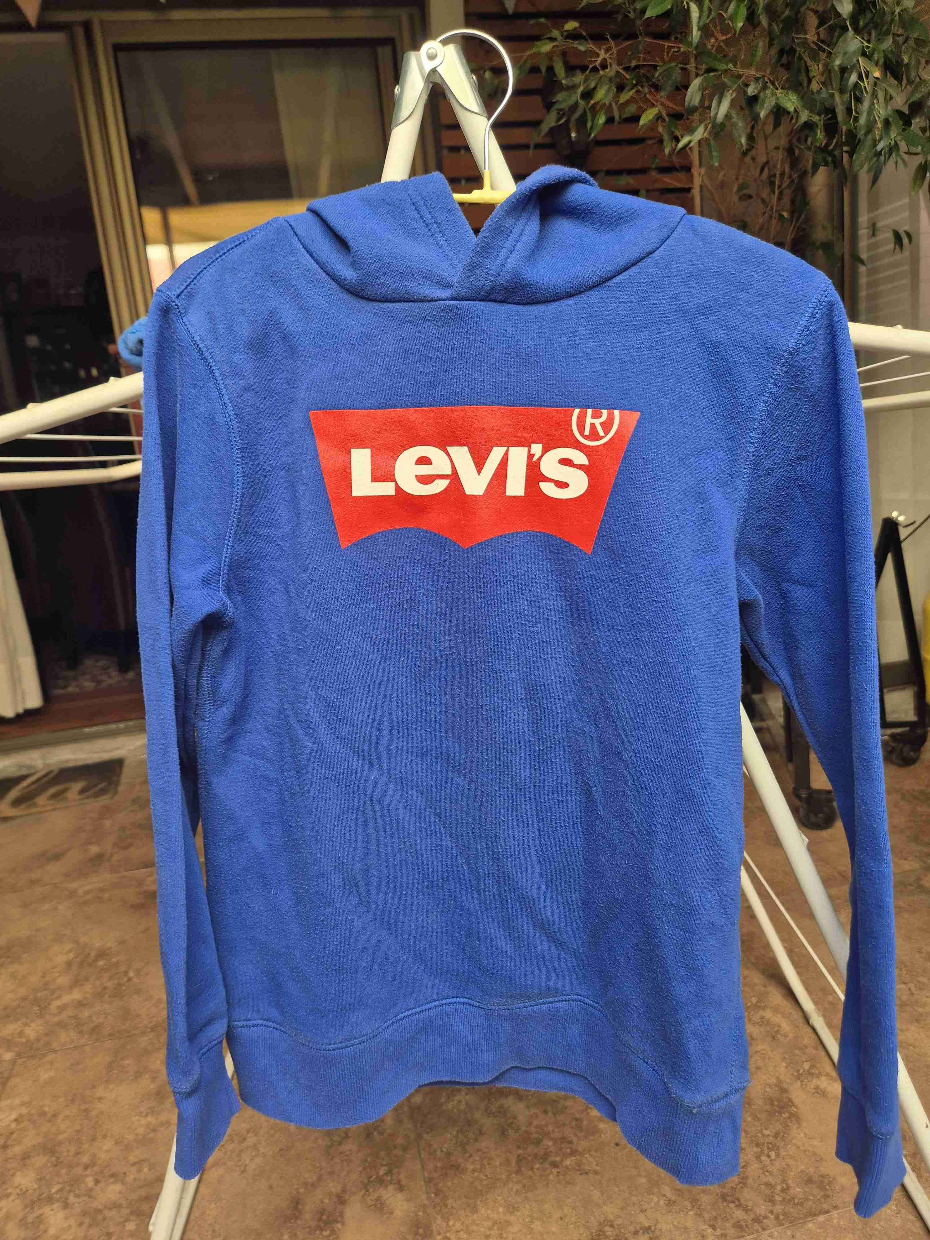 Polerón azul Levi's con capucha