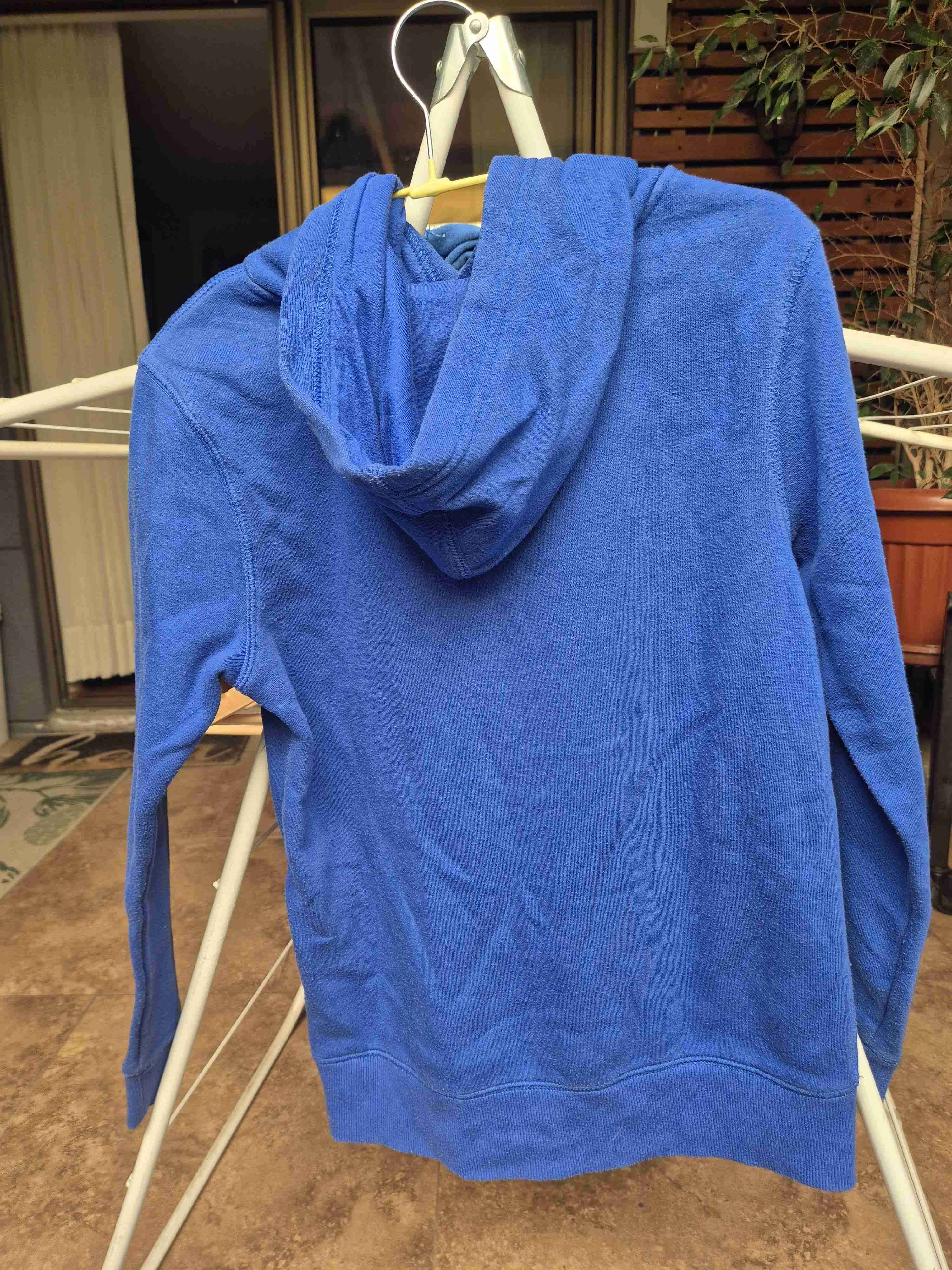 Polerón azul Levi's con capucha - miniatura 2