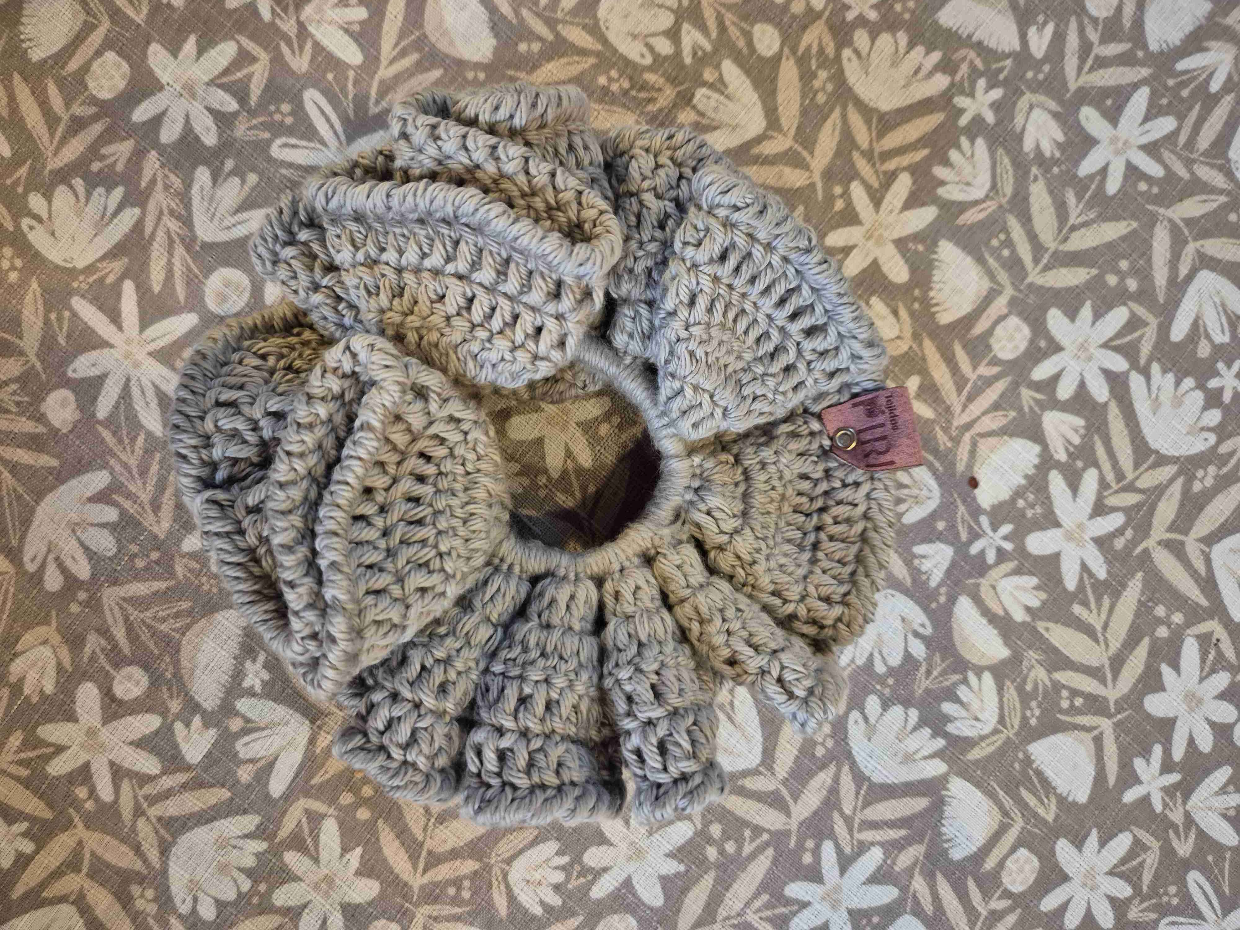 Coletero tejido a crochet gris