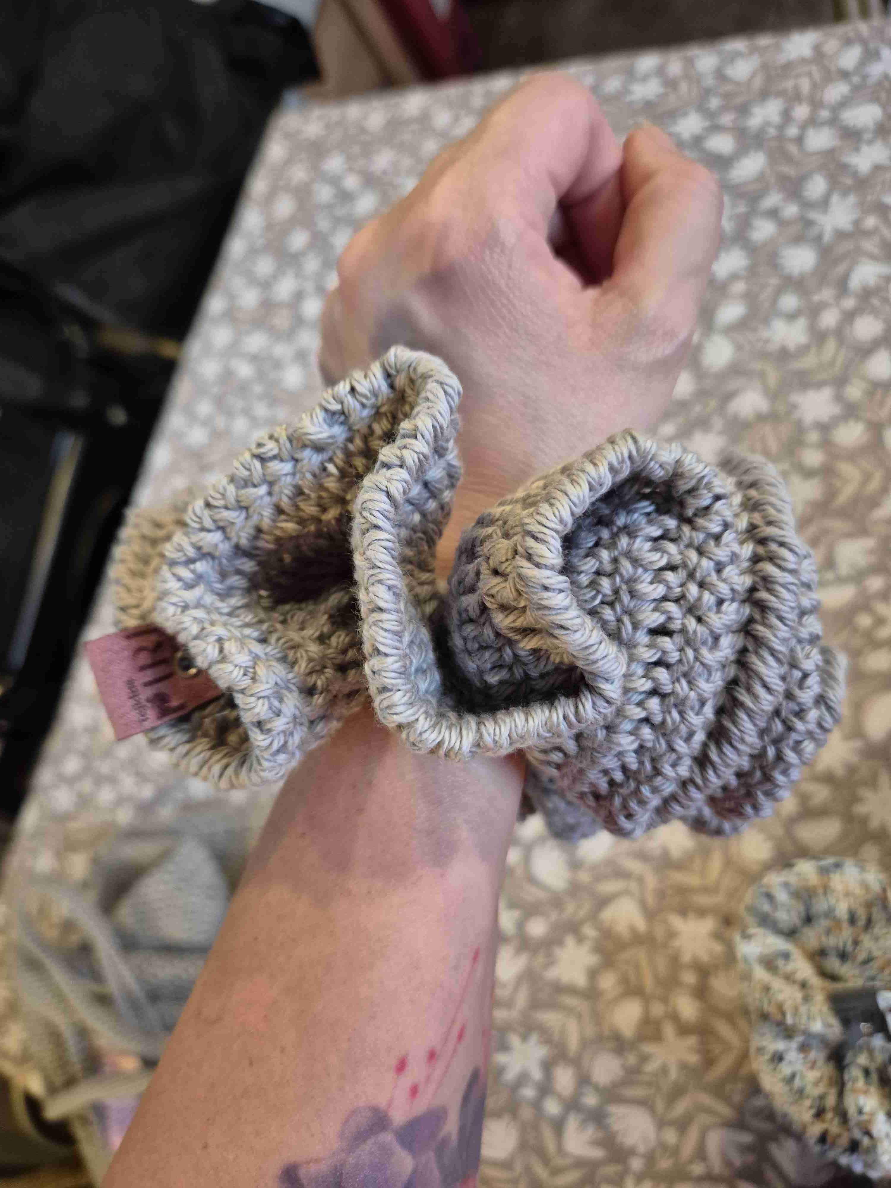 Coletero tejido a crochet gris - miniatura 2