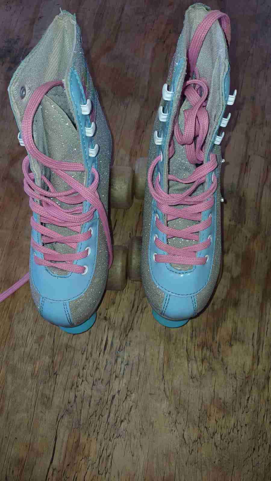 Patines de cuatro ruedas rosa celeste y gliter✨🩶🩵🩷 - miniatura 3