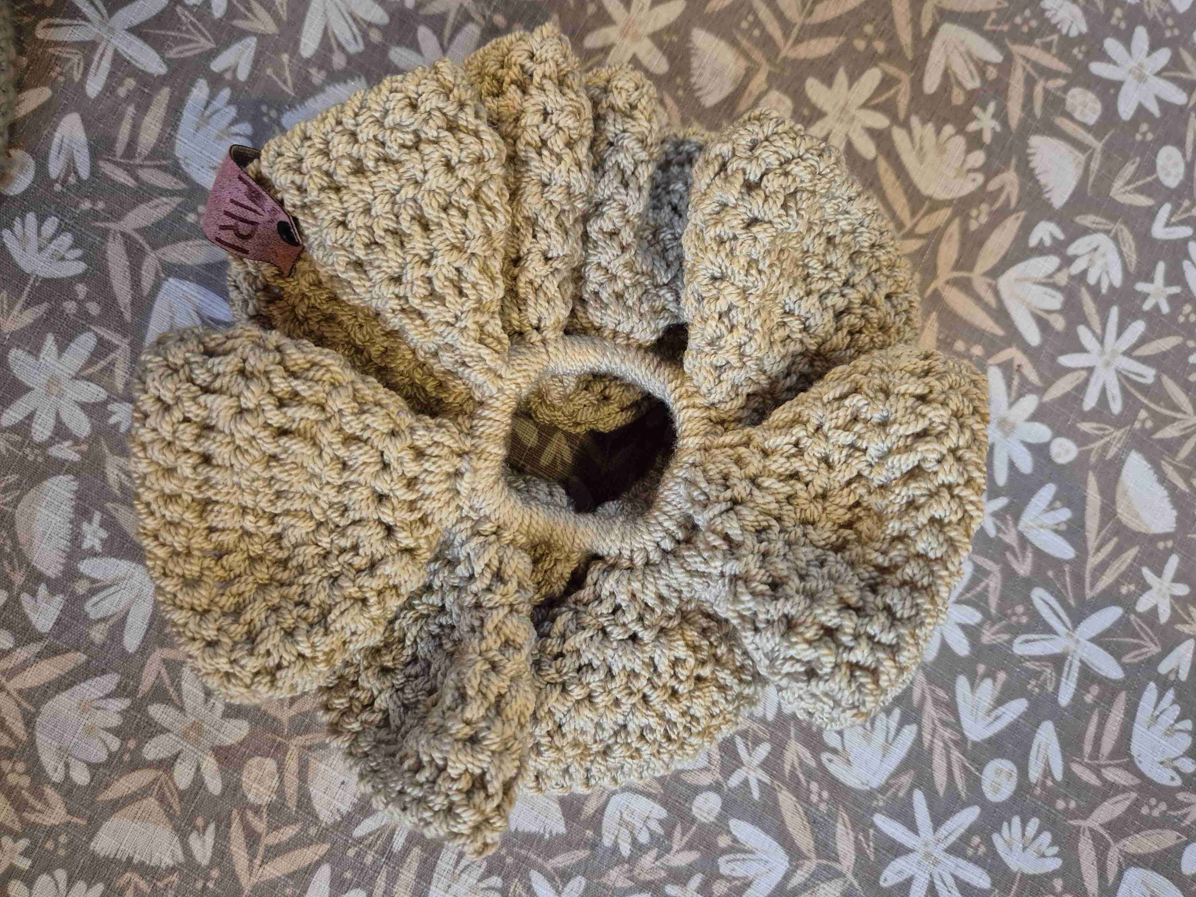Coletero tejido a crochet beige