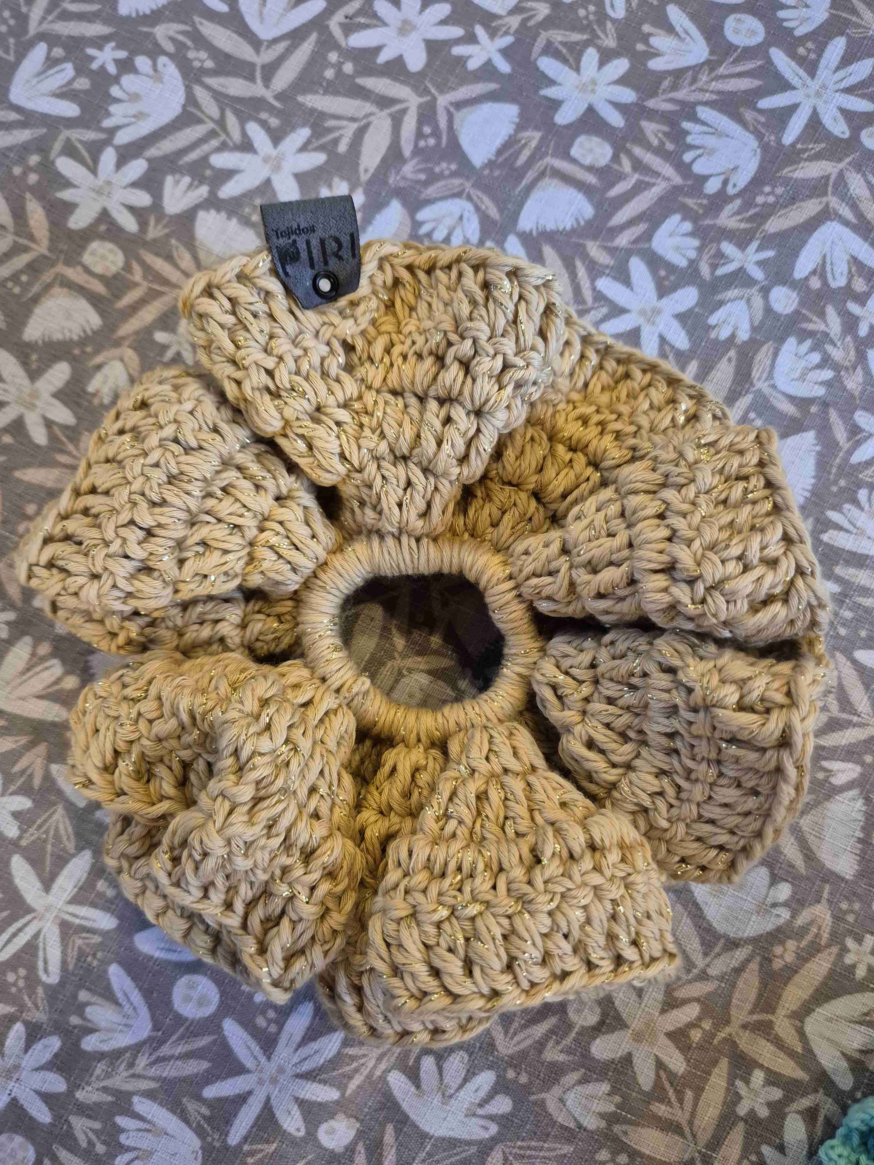 Coletero tejido a crochet beige