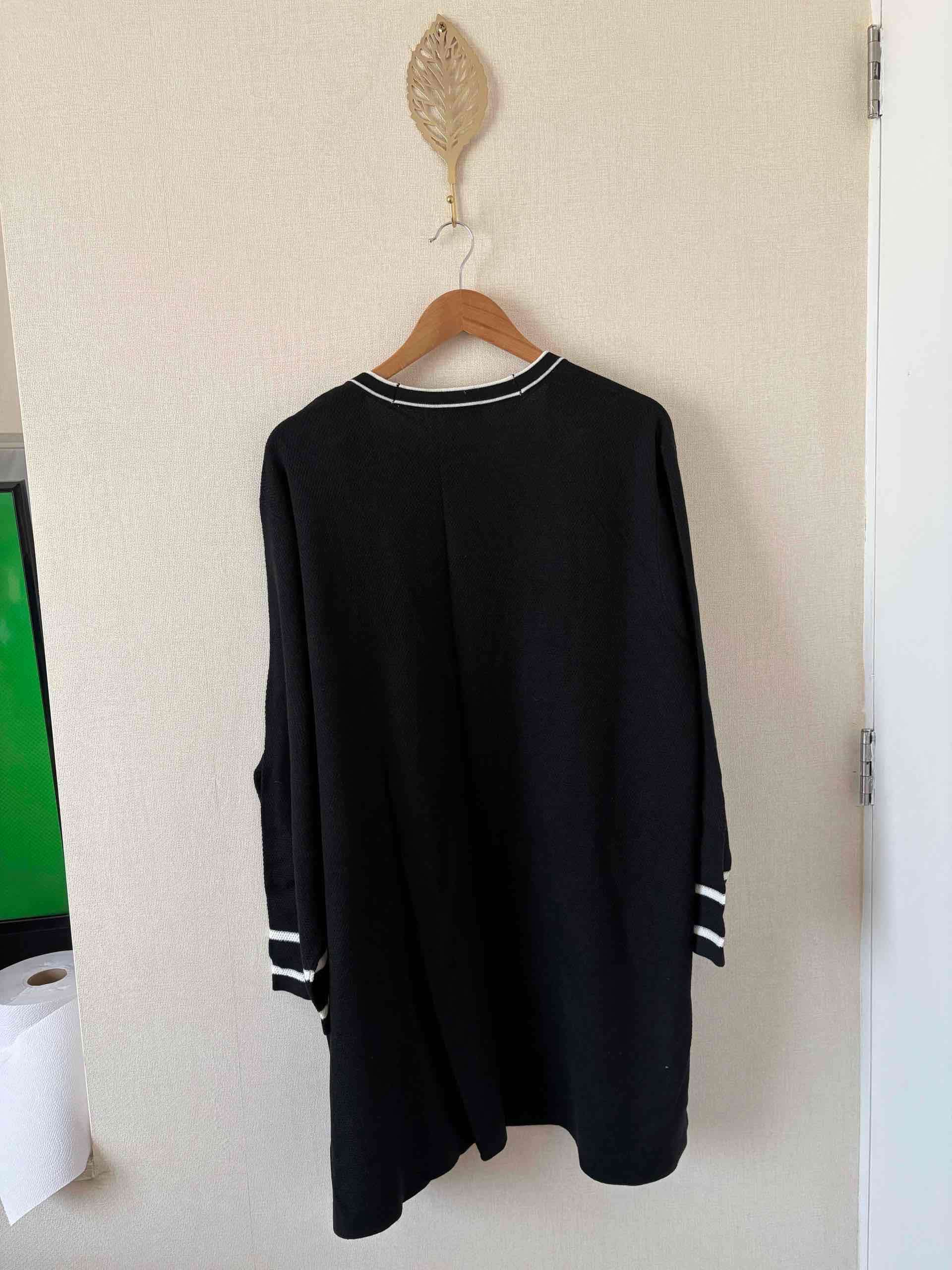 Cárdigan negro con botones - miniatura 2