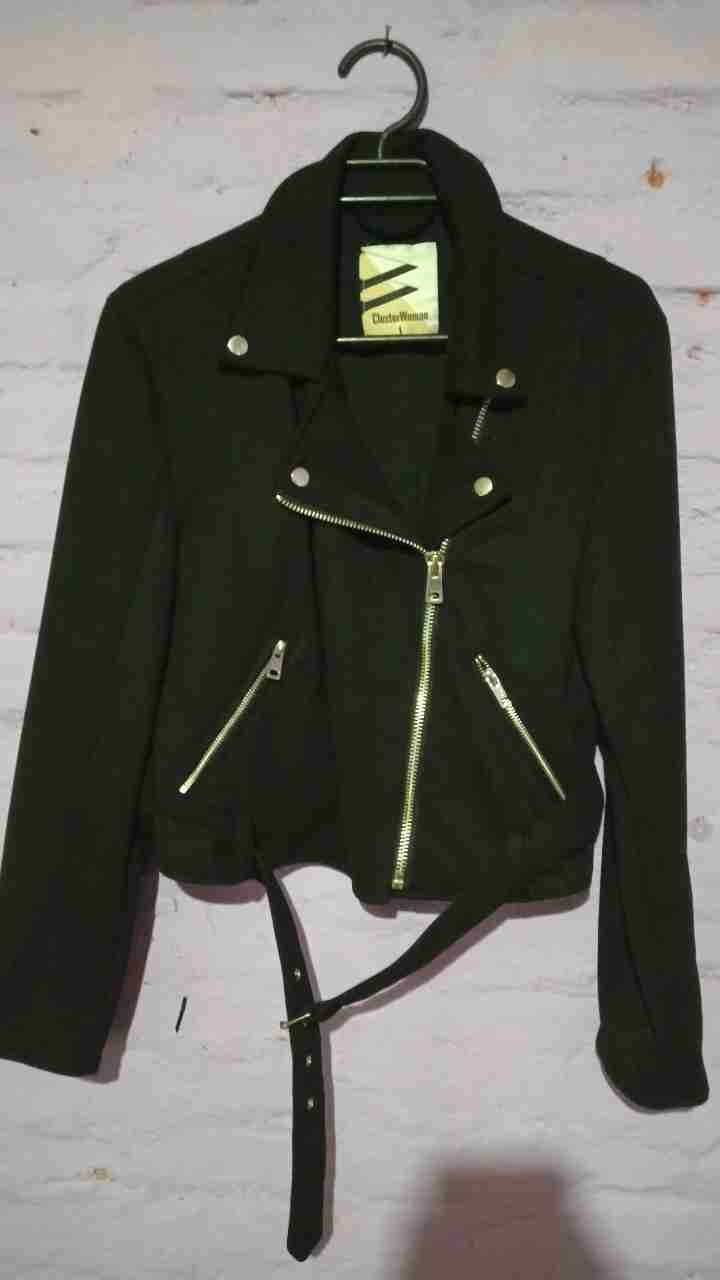 Chaqueta negra estilo motociclista