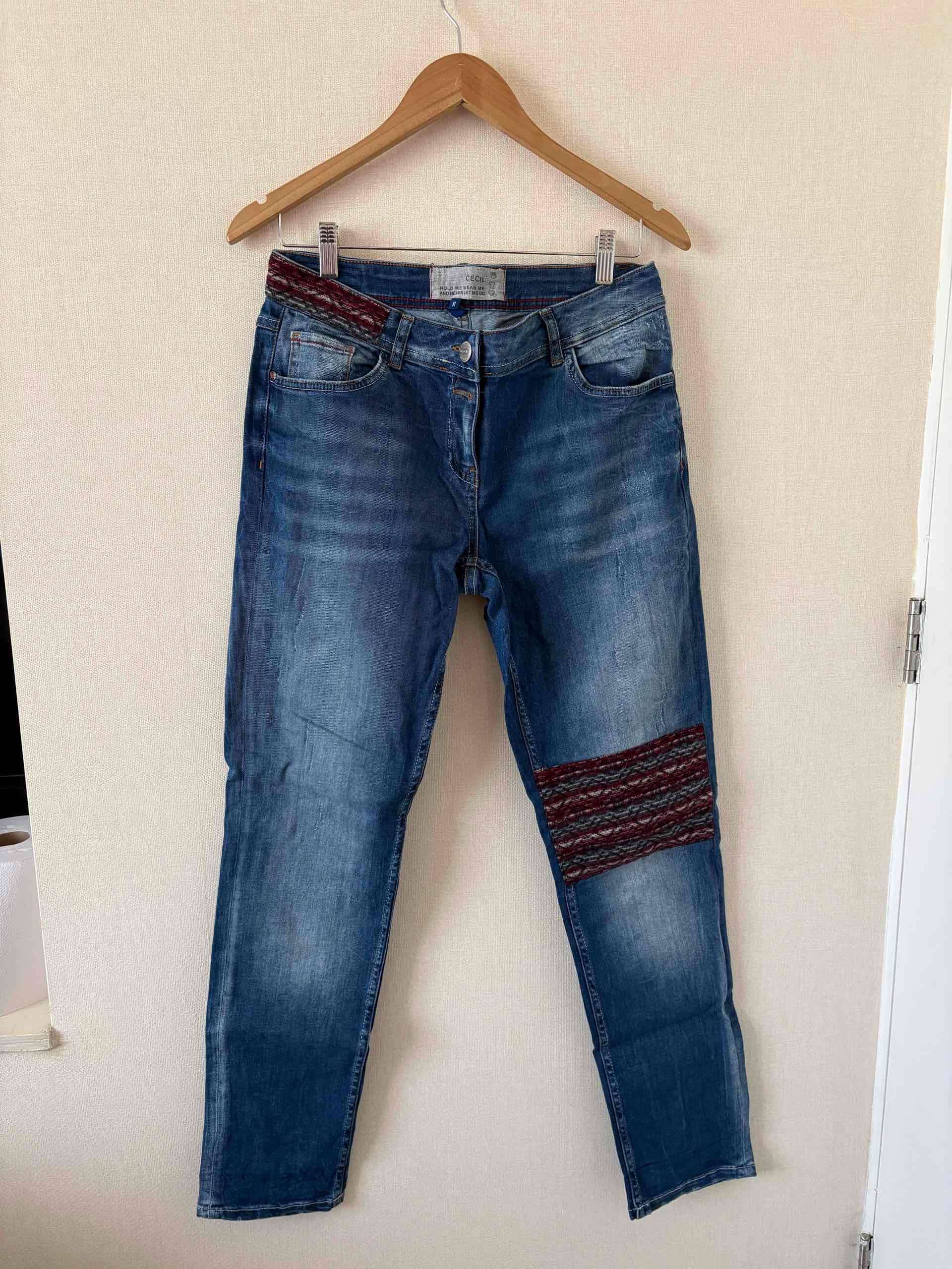 Jeans azul con detalle bordado Talla 40