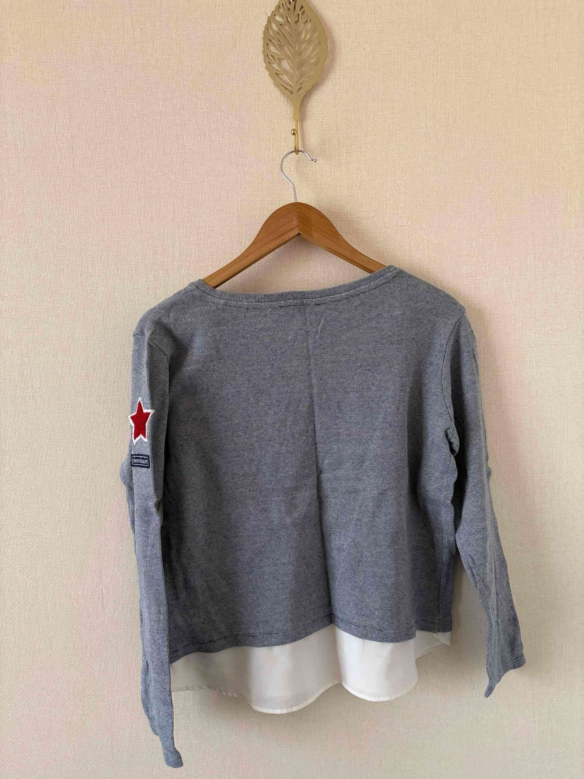 Poleron gris con diseño bordado Talla M - miniatura 2