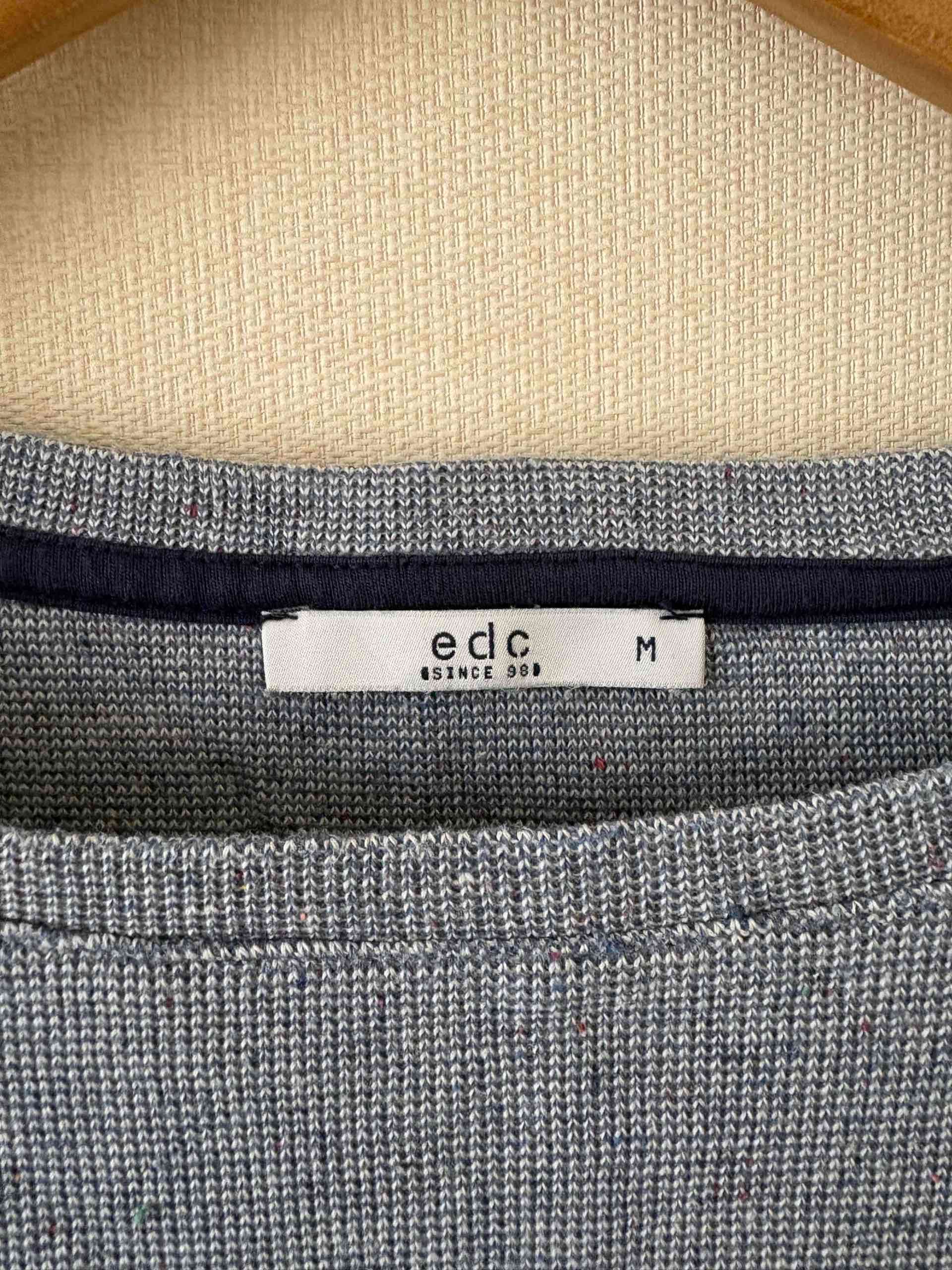 Poleron gris con diseño bordado Talla M - miniatura 3