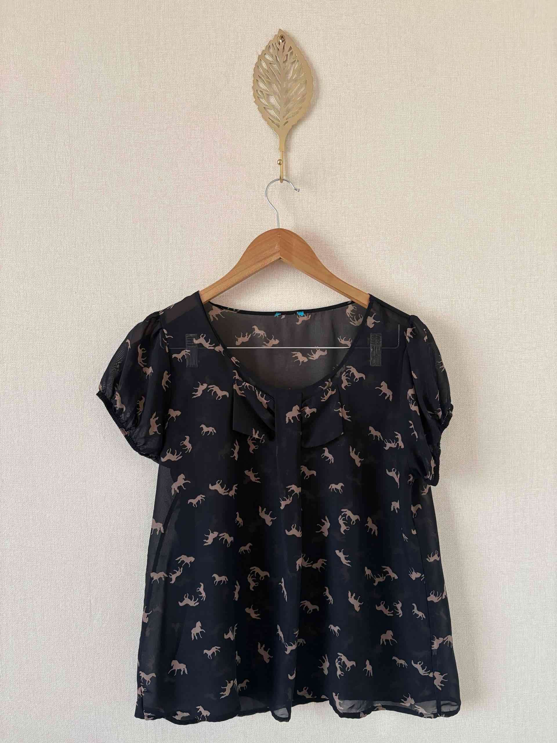 Blusa negra con estampado de caballos Talla M