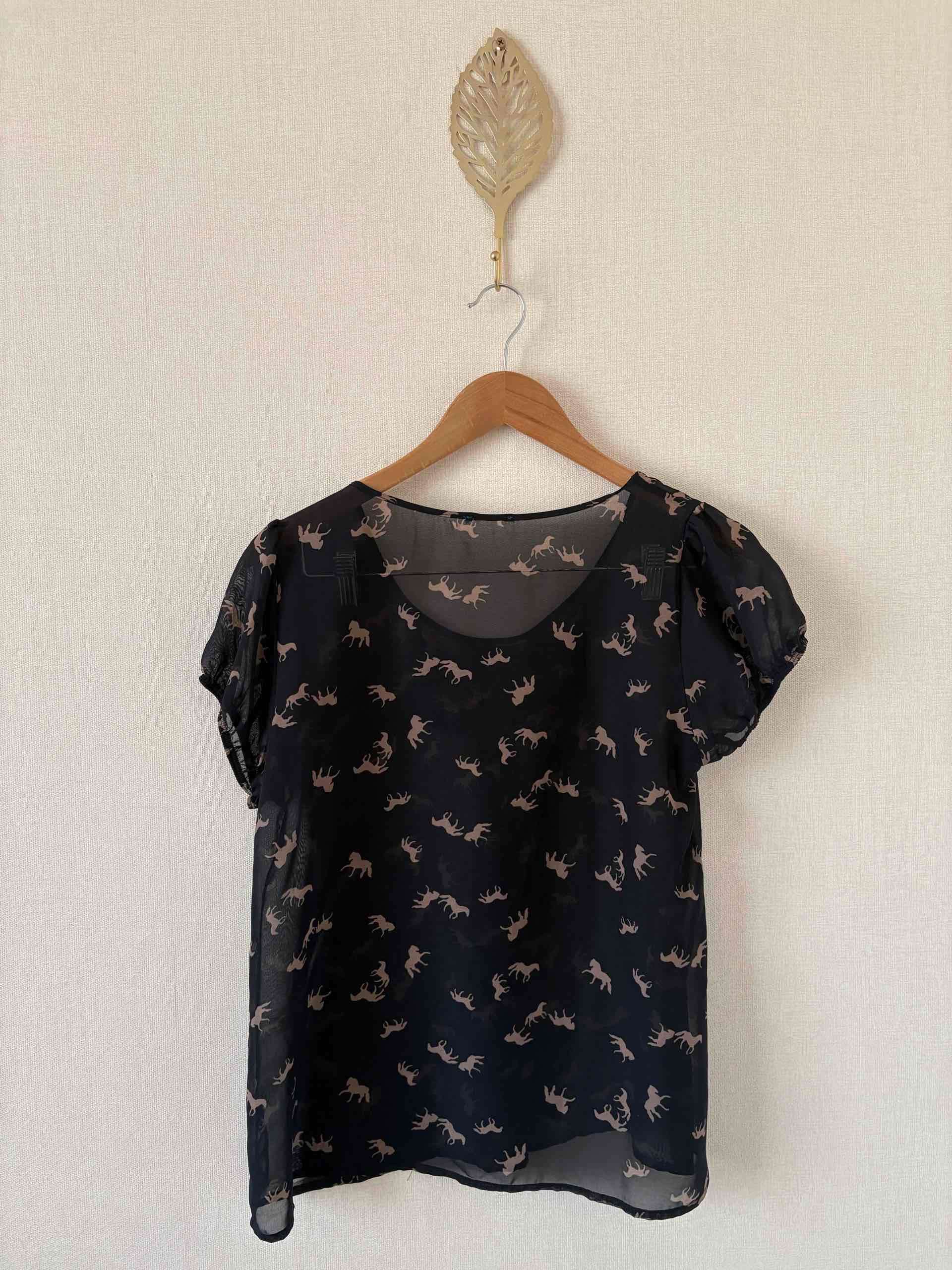 Blusa negra con estampado de caballos Talla M - miniatura 2