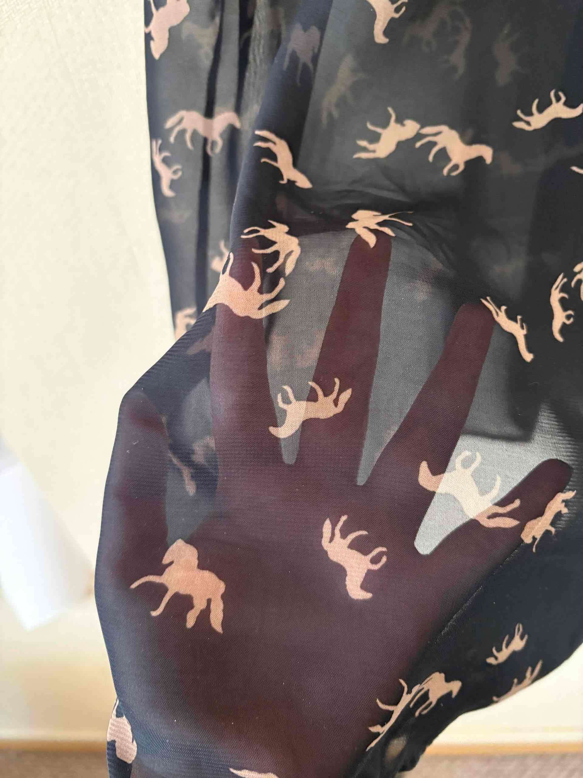 Blusa negra con estampado de caballos Talla M - miniatura 3