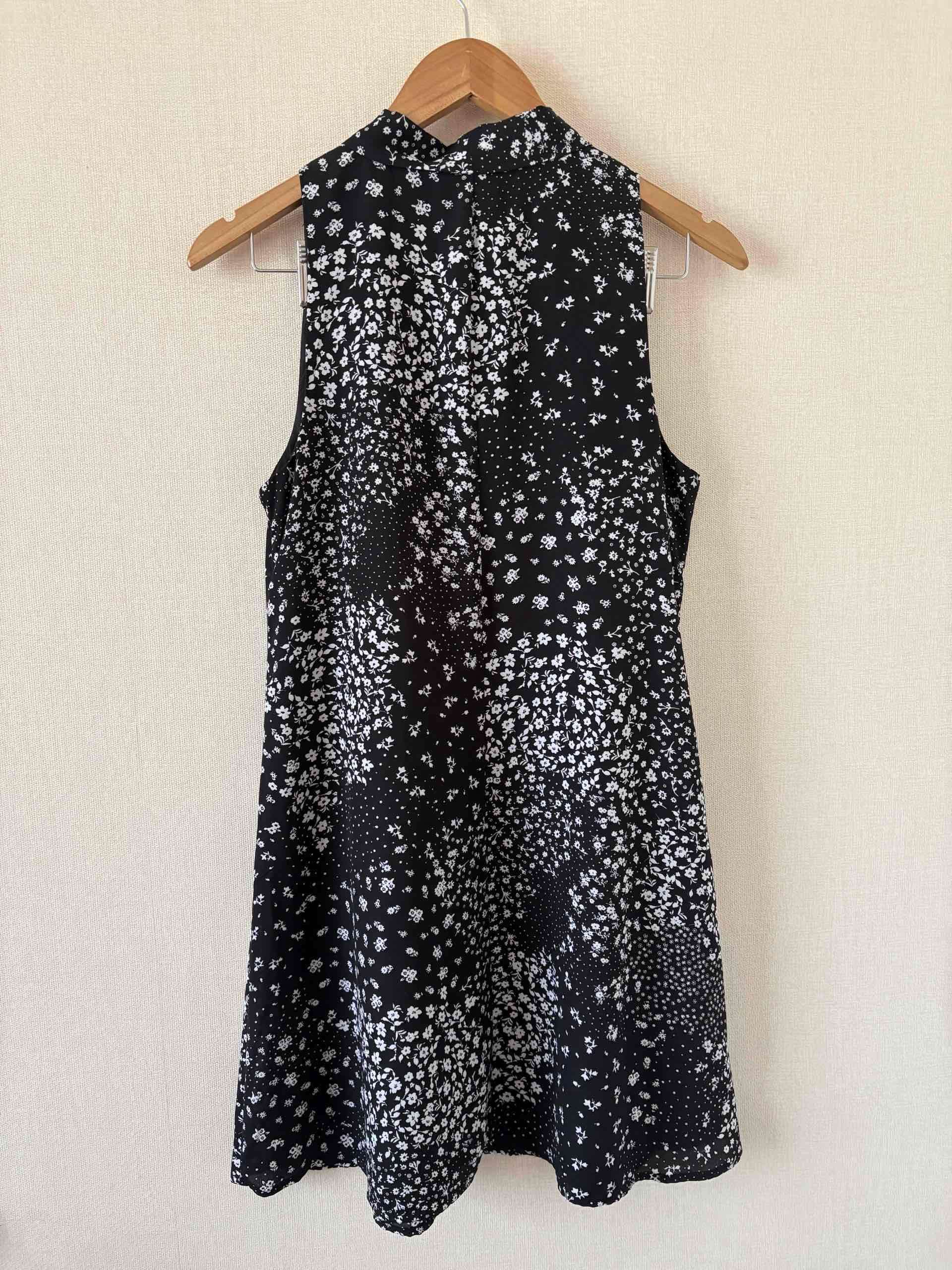 Vestido negro con estampado floral Talla M - miniatura 2