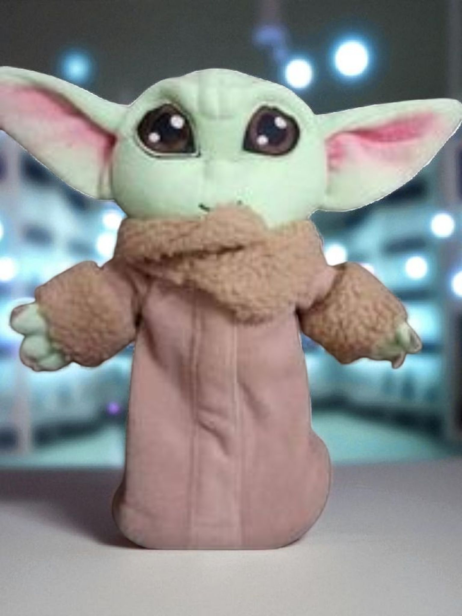 Peluche de personaje verde con abrigo