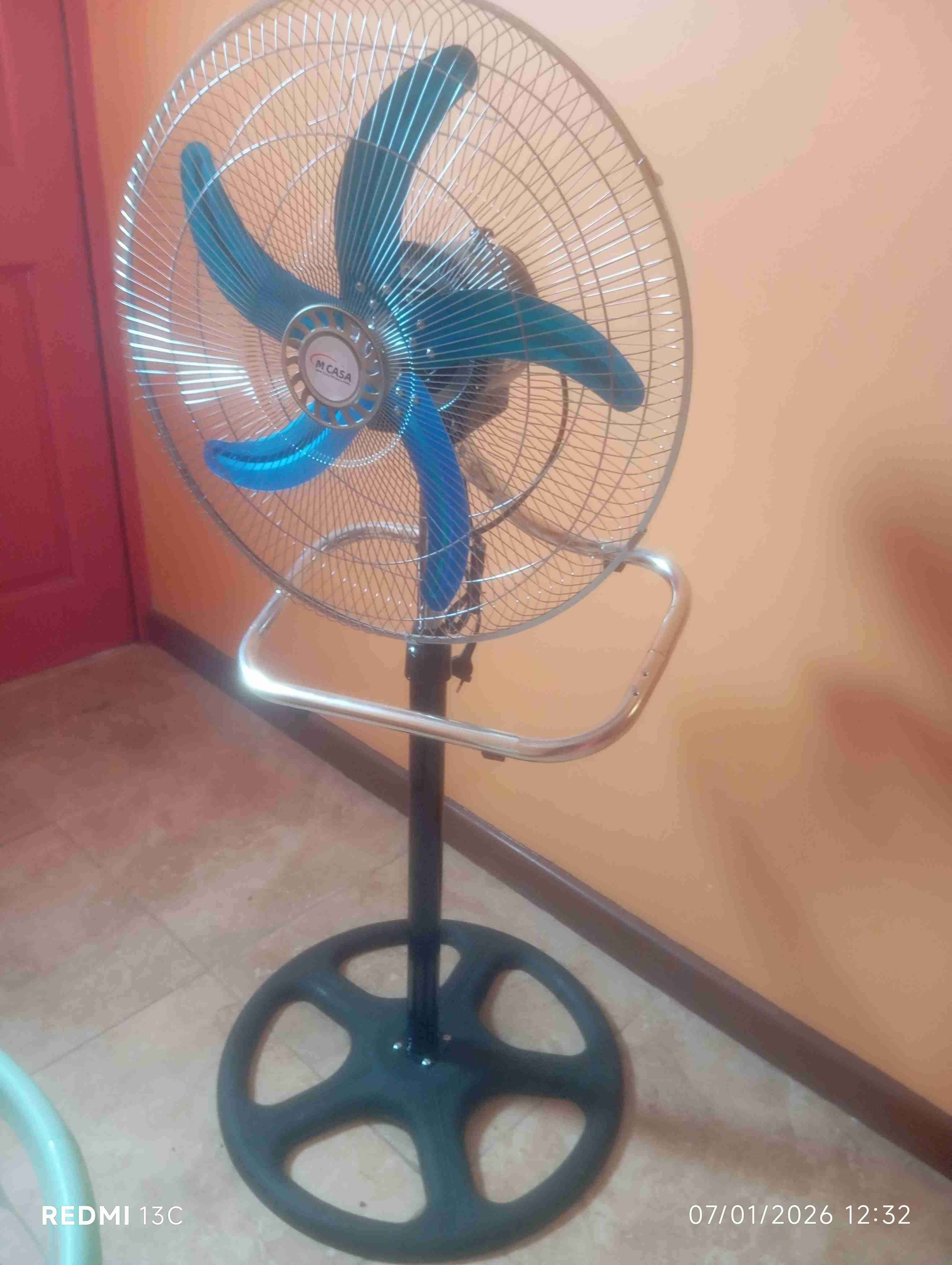 Ventilador de pie azul